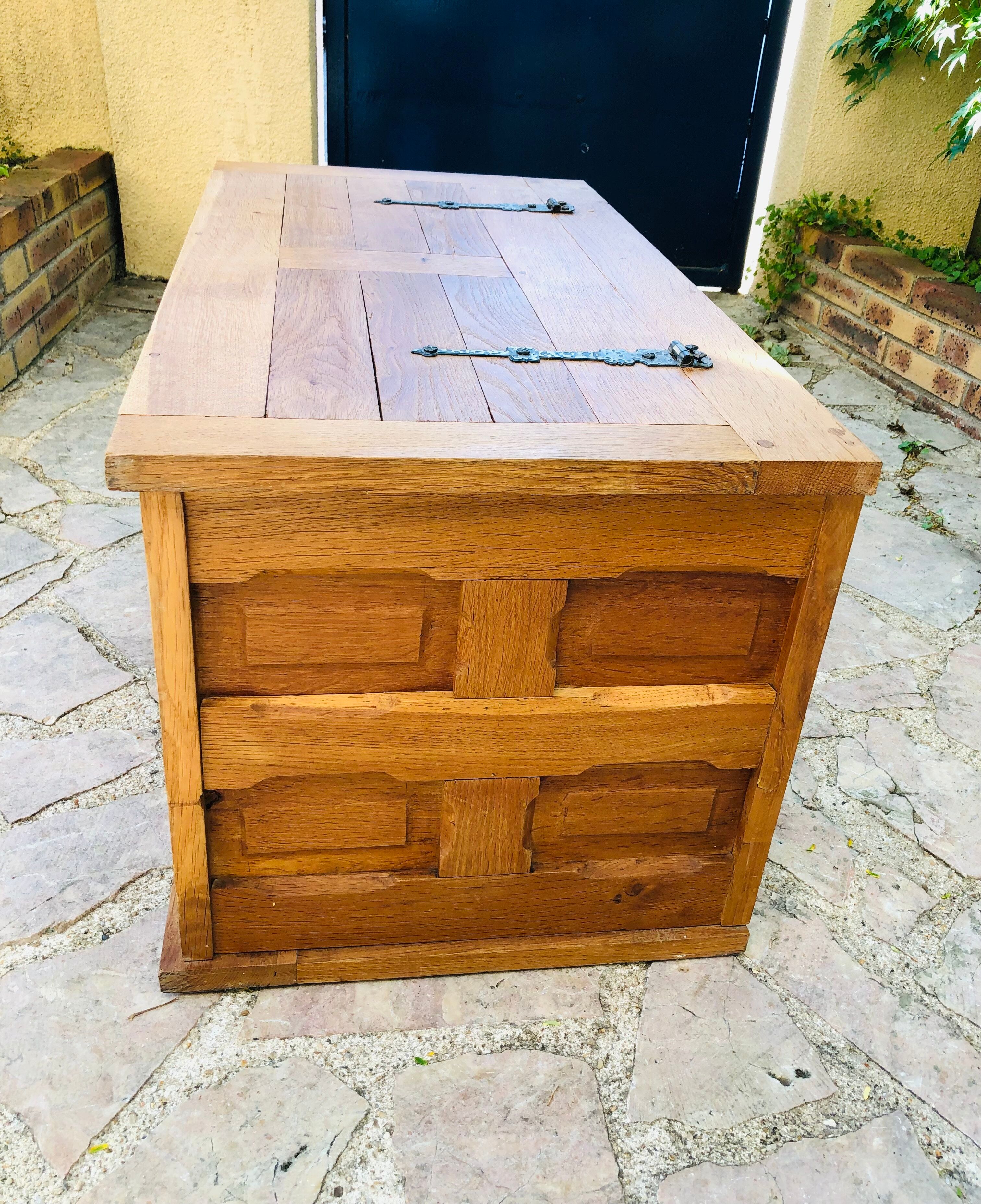 Coffre en bois massif