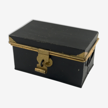 Boîte ancienne en métal noir et doré