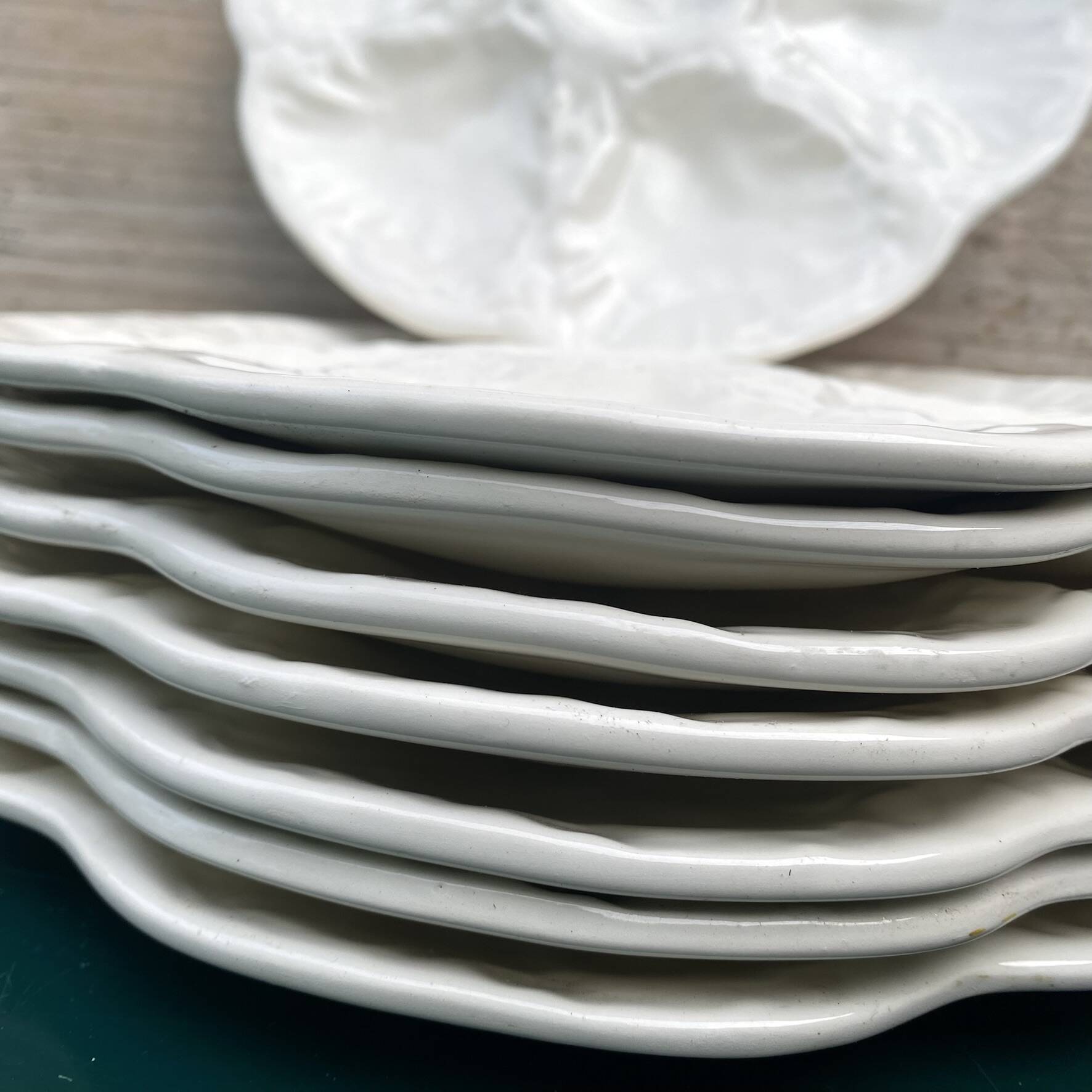 Assiettes à huîtres Gien en barbotine