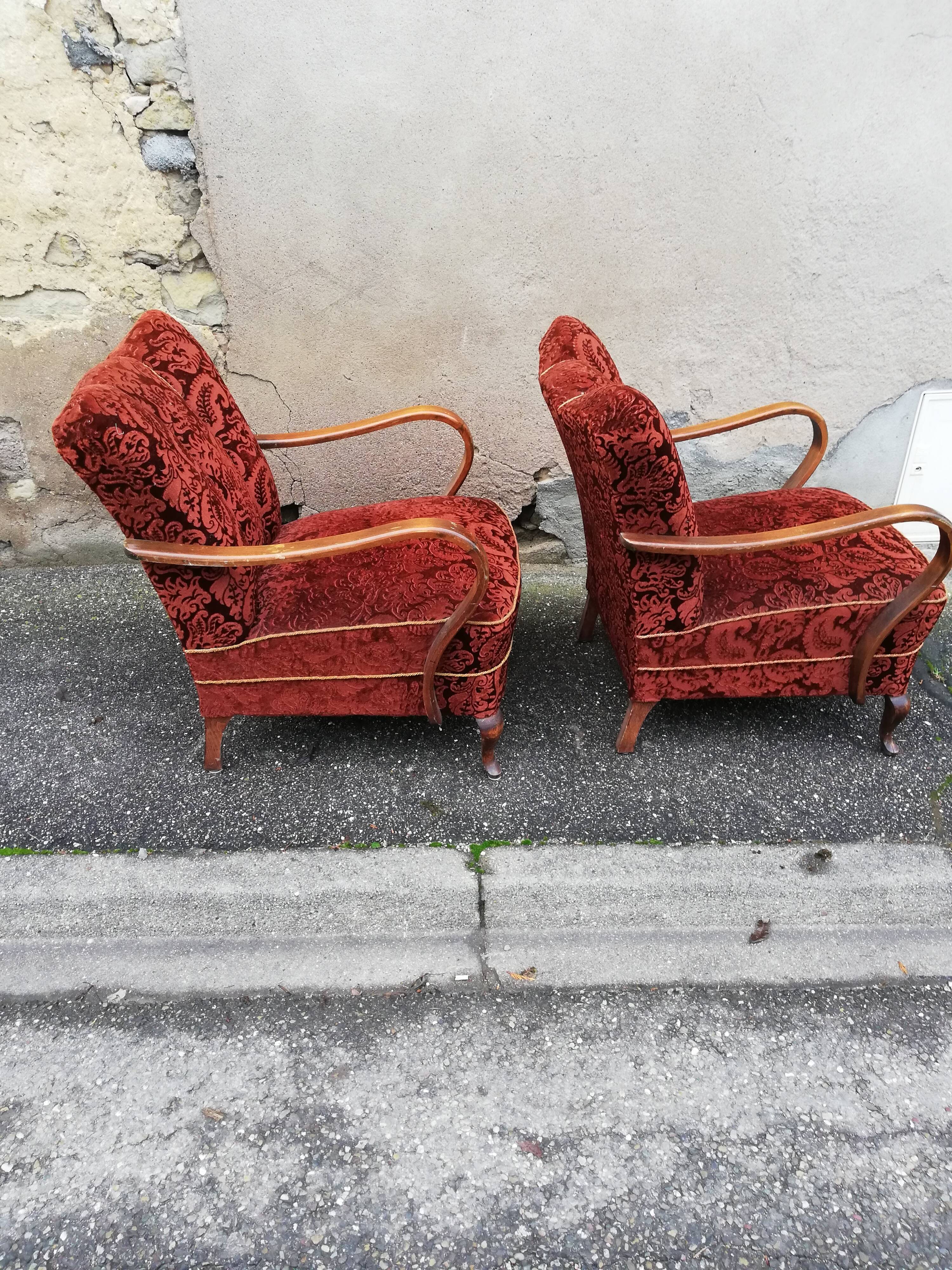 Paire de fauteuils année 50 tissu bordeaux
