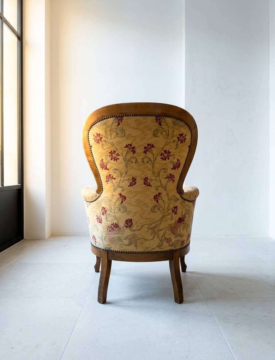 Fauteuil ancien multicolore en bois massif