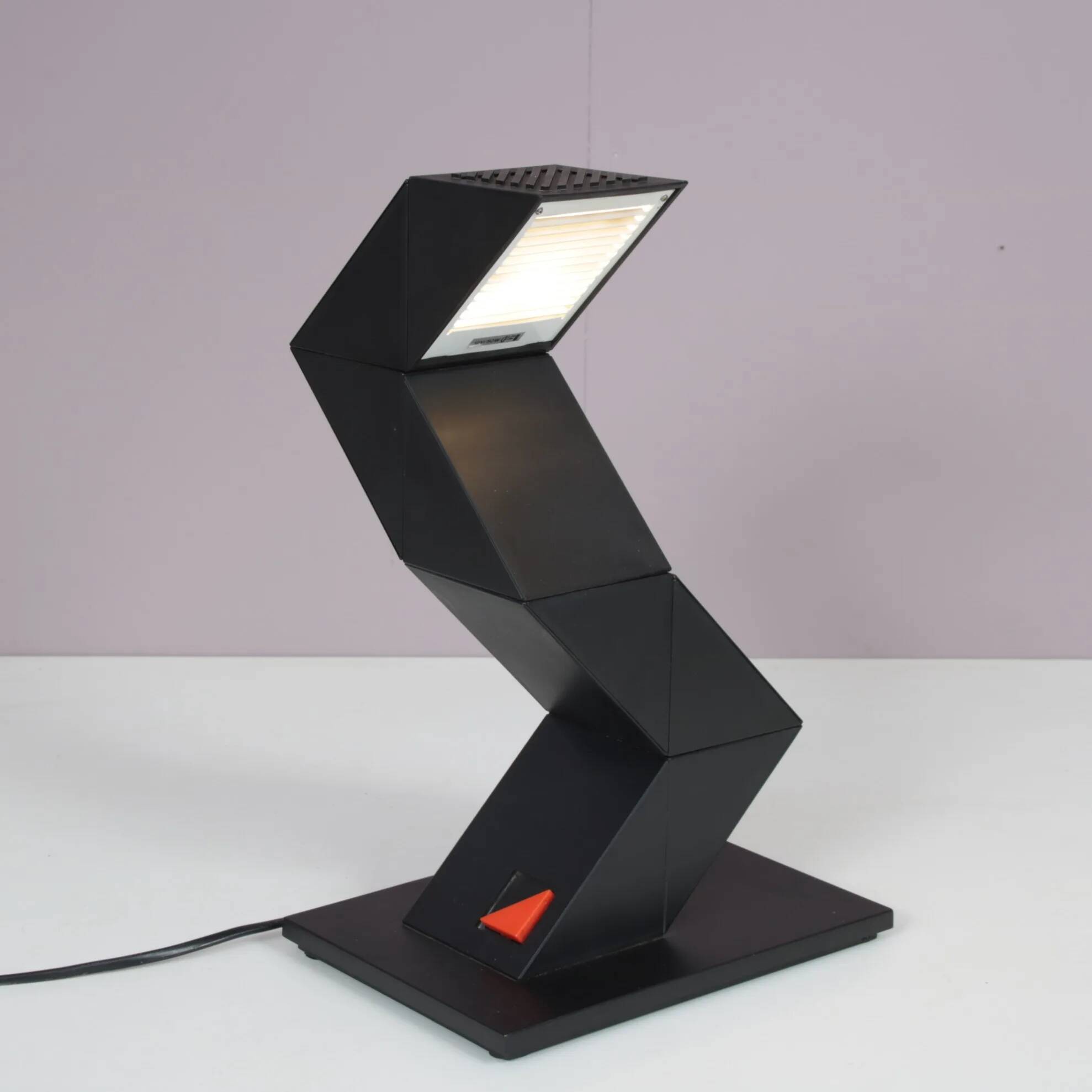 Lampe de bureau « Zig Zag » des années 1980, conçue par Shui L. D. Chan pour New Horizons, Hong Kong.