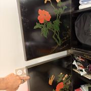 Cabinet en laque de Pékin en pierres dures & nacre Manufacture Jinlong