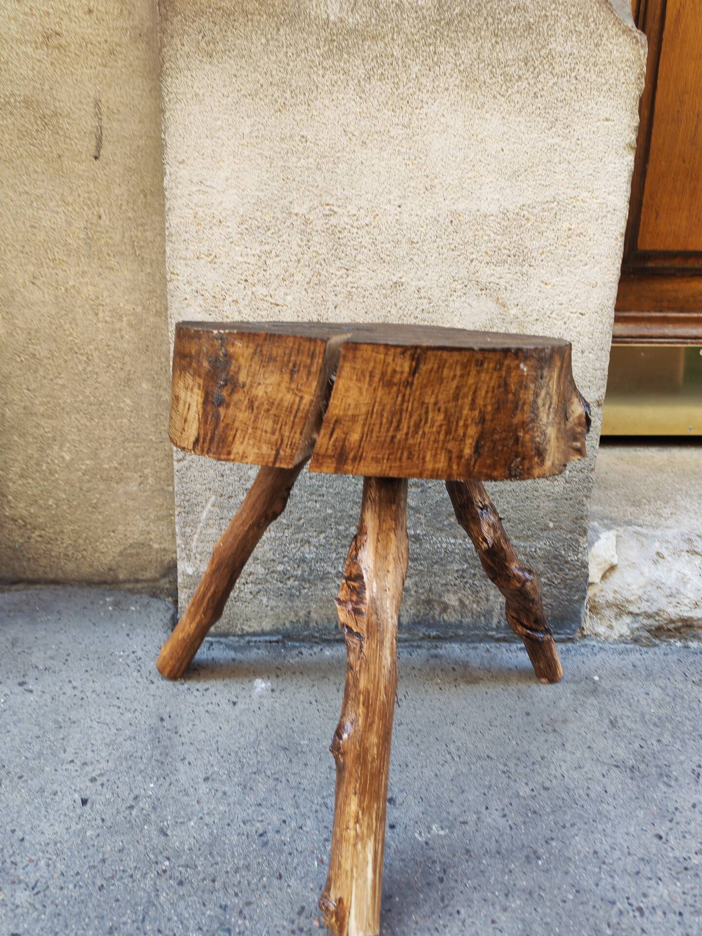 Tabouret tripode en bois brut
