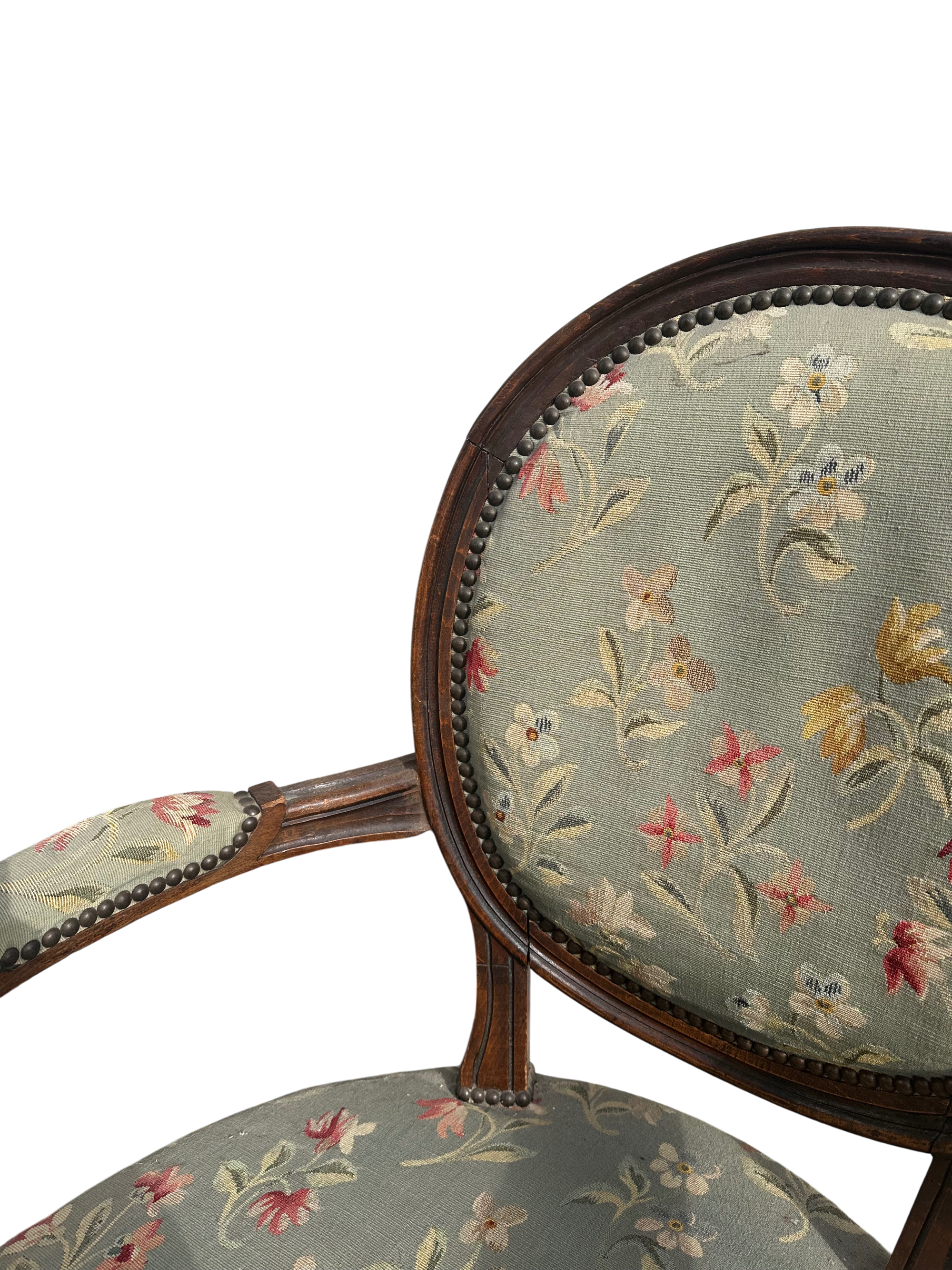 Fauteuil médaillon de style Louis XVI