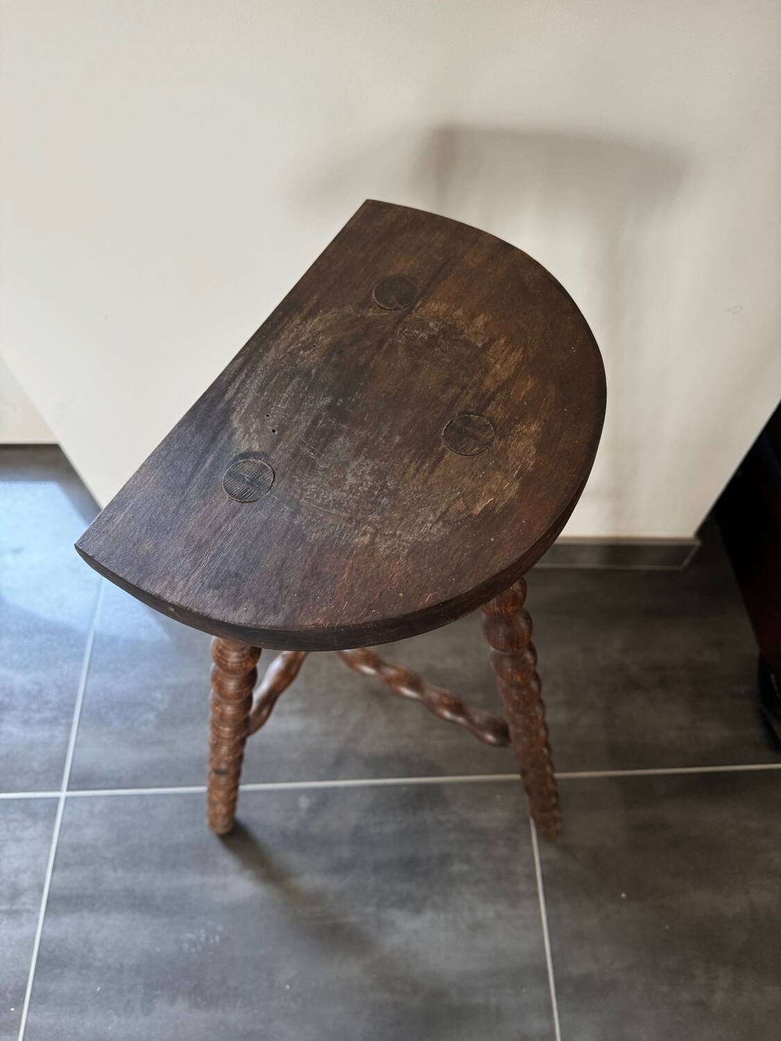 High tripod saddle stool