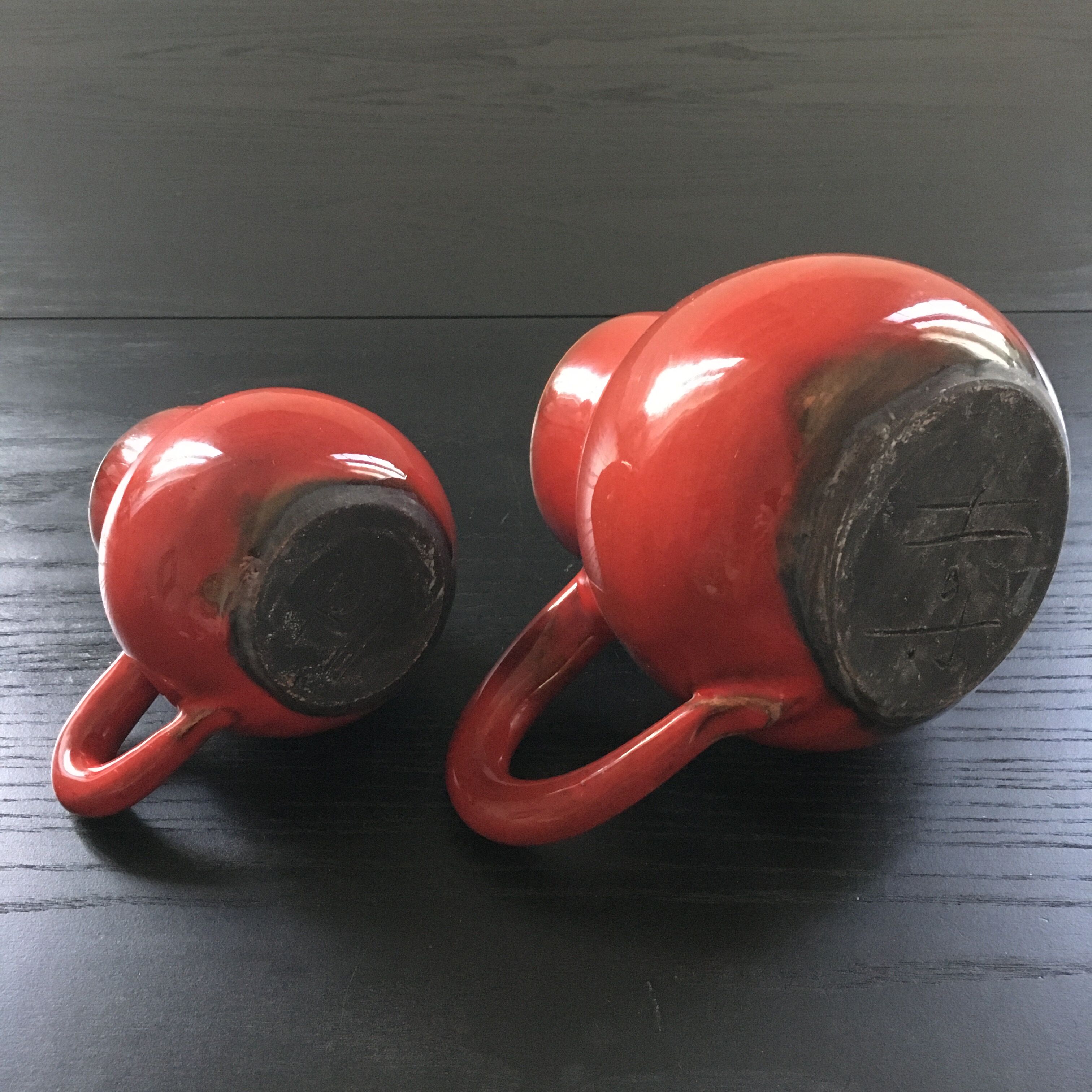 Paire de pichets rouges