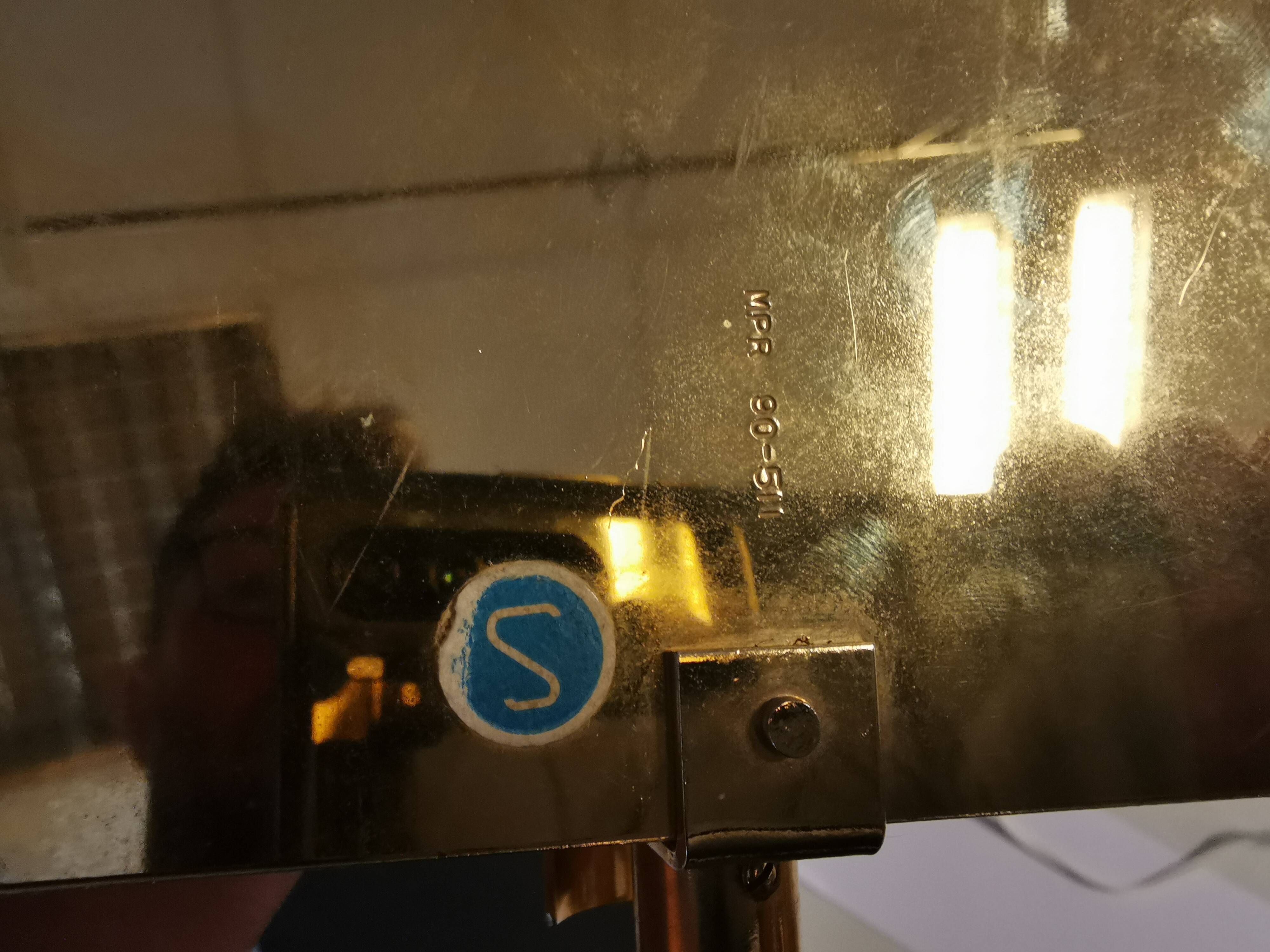 Belle applique suédoise en verre cristal pressé, laiton et métal doré