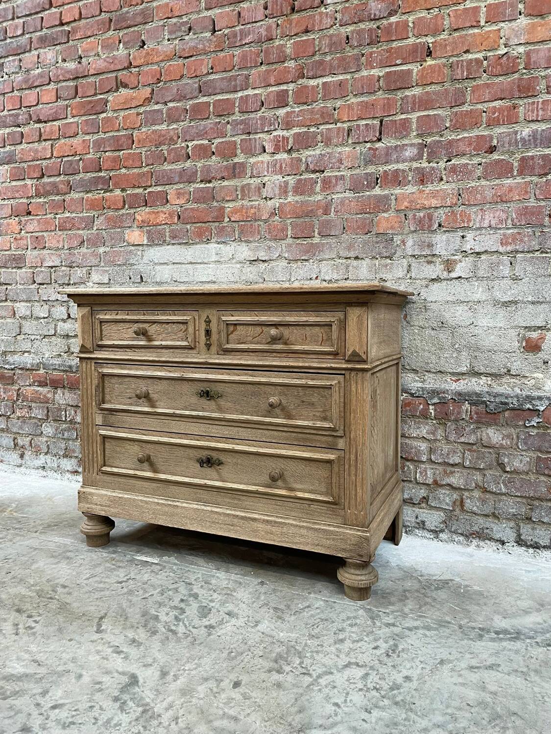 Commode en chêne blanchi avec 4 tiroirs