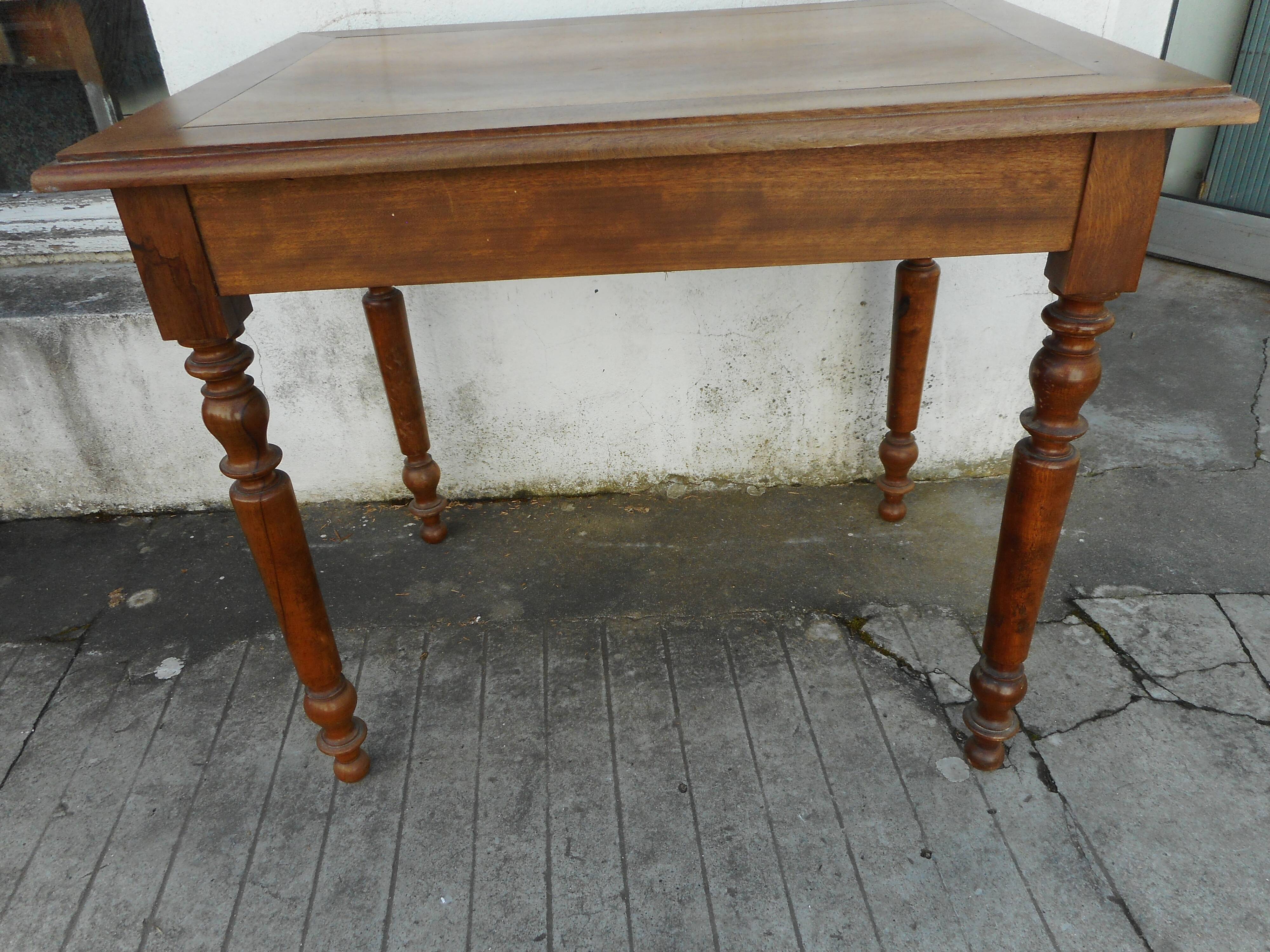 Writing table