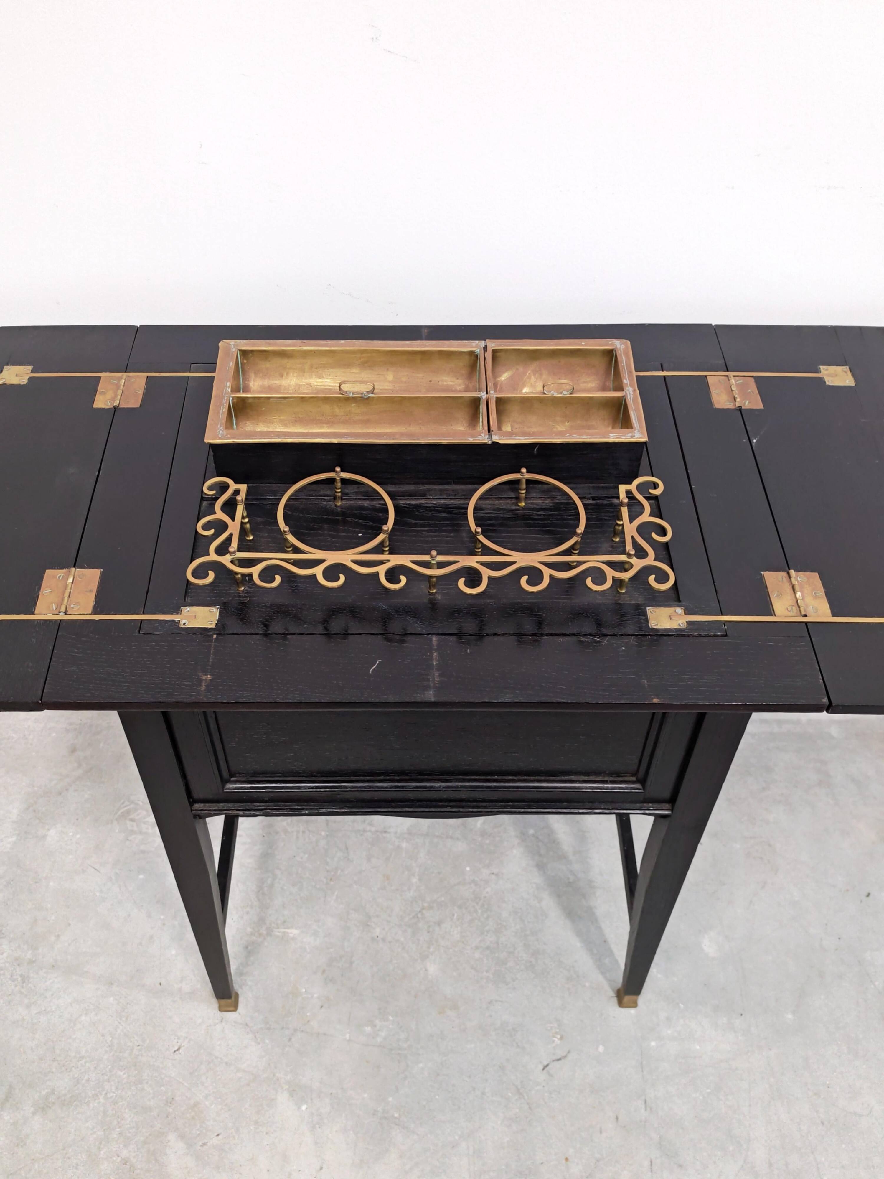 Cabinet de bar Sécession de Vienne en chêne noirci et laiton 1910