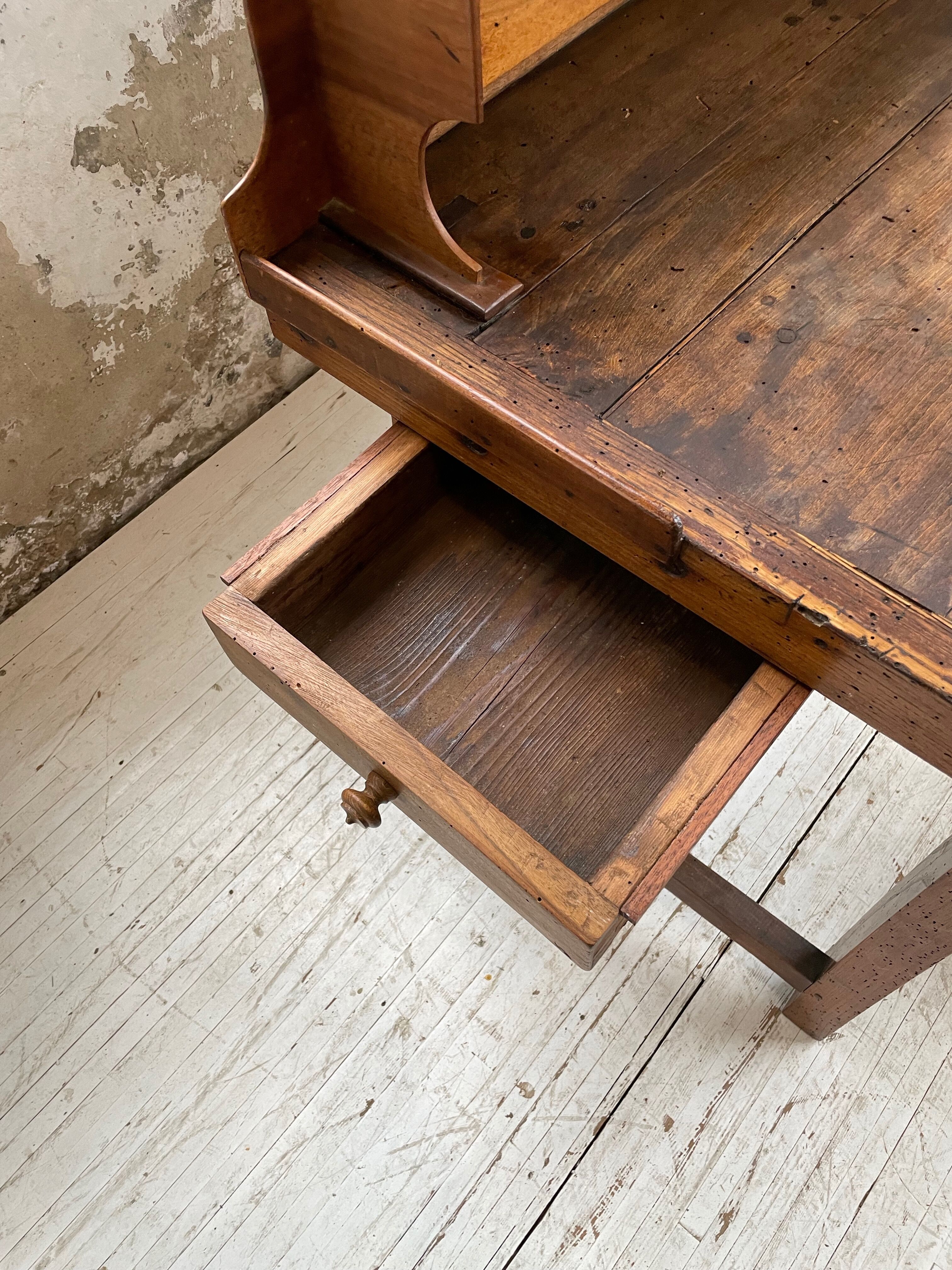 Establishment of jeweler XIXth oak