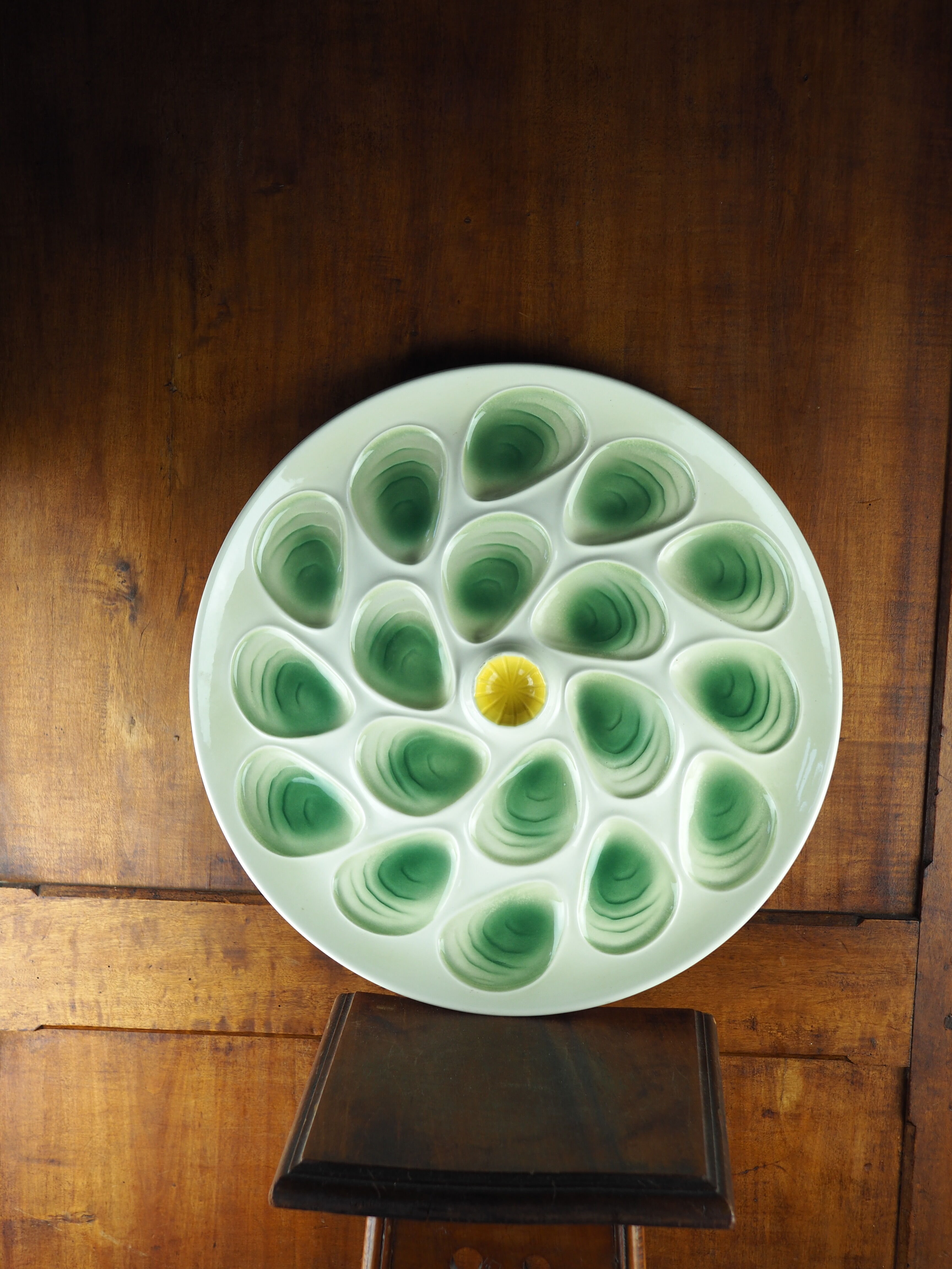Large oyster dish in pastel colors - Saline earthenware - 70s