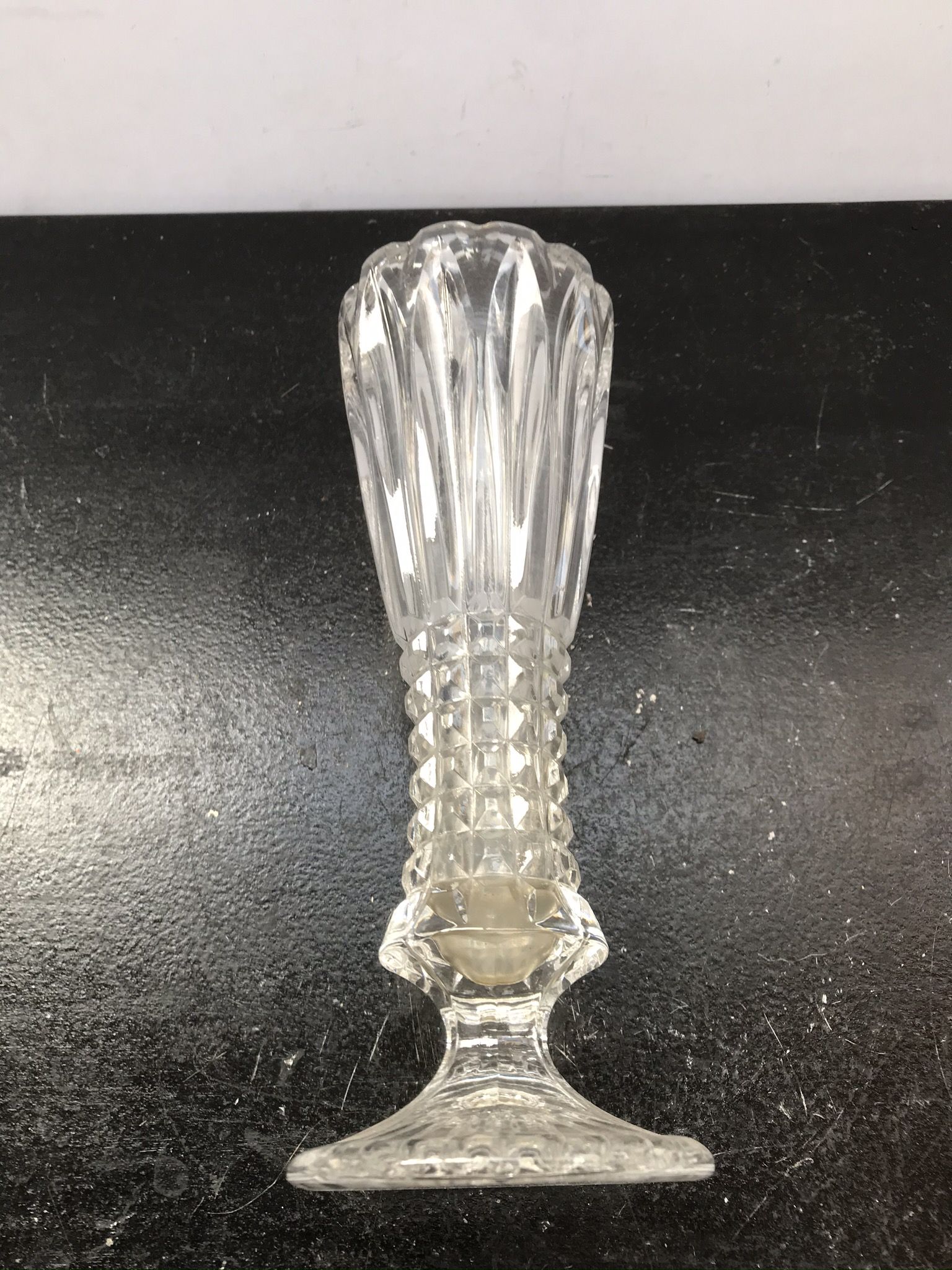 Vase sur pied verre moulé vintage