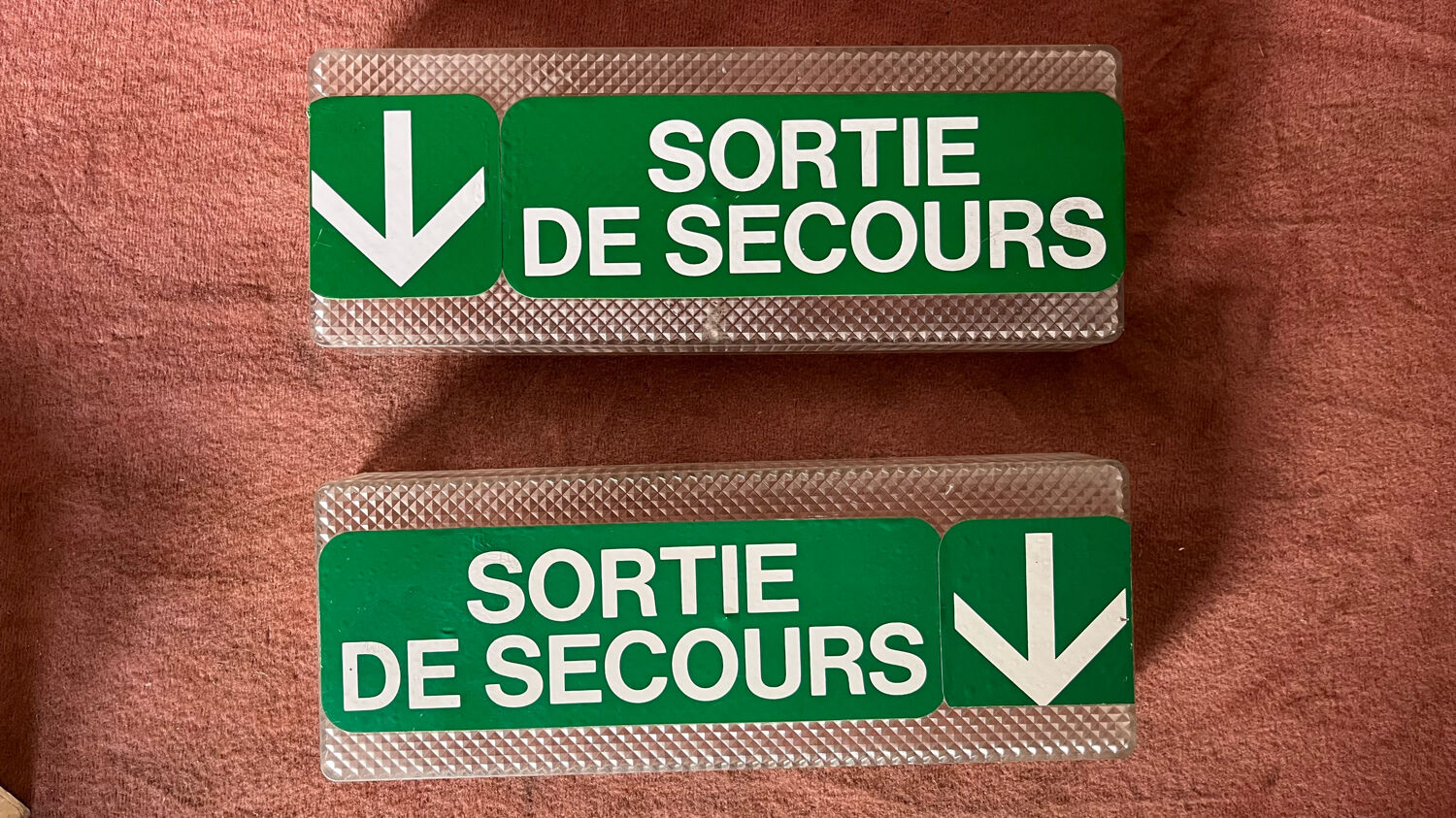 Set of 2 blocks emergency exit 90s