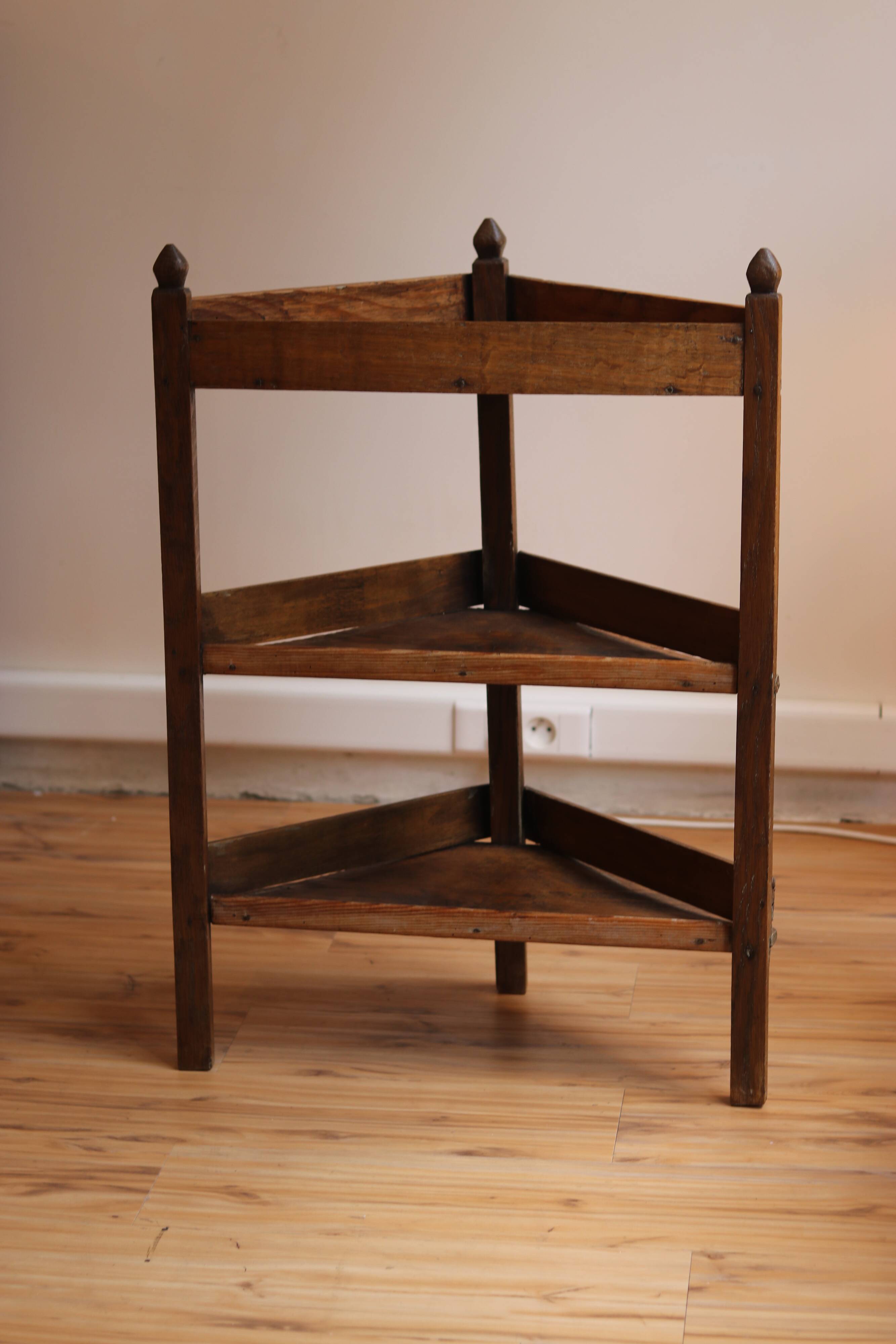 Small corner cabinet in oak, popular Burgundy work from the 19th century.