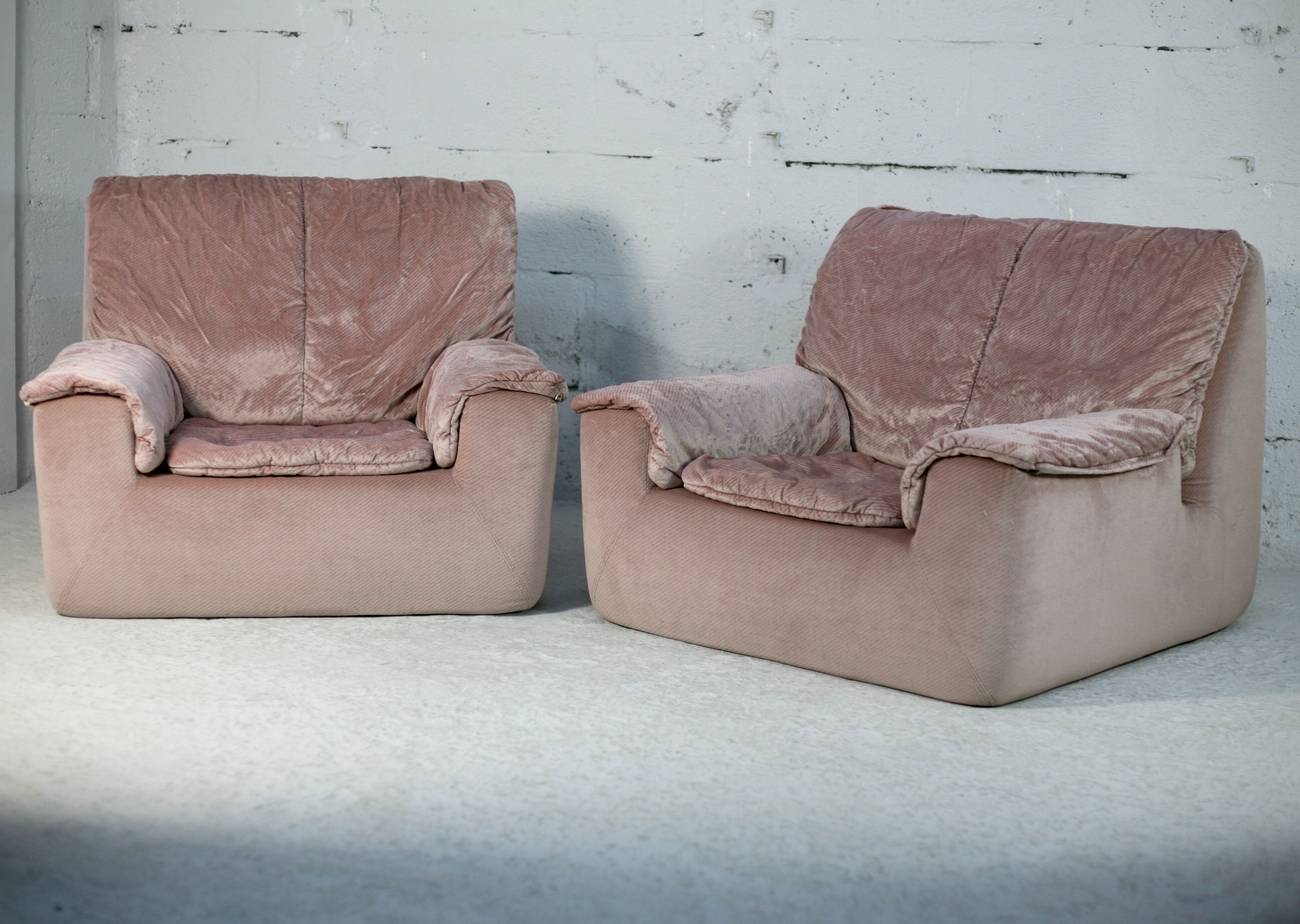 Cinna, pair of armchairs foam and velvet ras pink pale, France, circa 1970