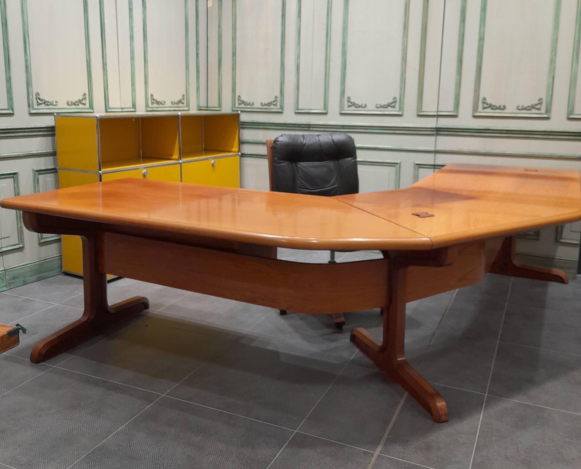 Grand bureau de la marque ORDO en palissandre vintage