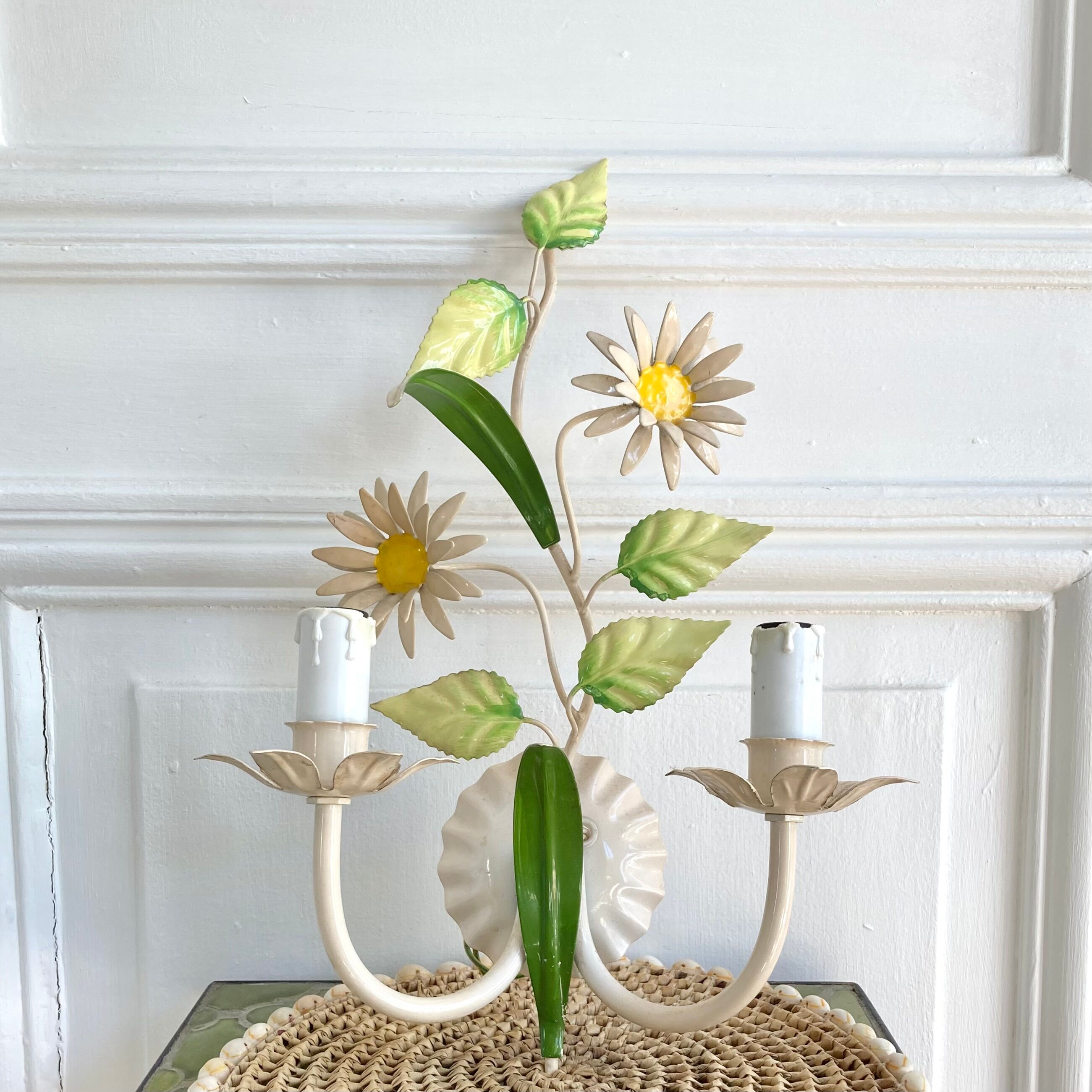 Daisy wall lamp with two arms