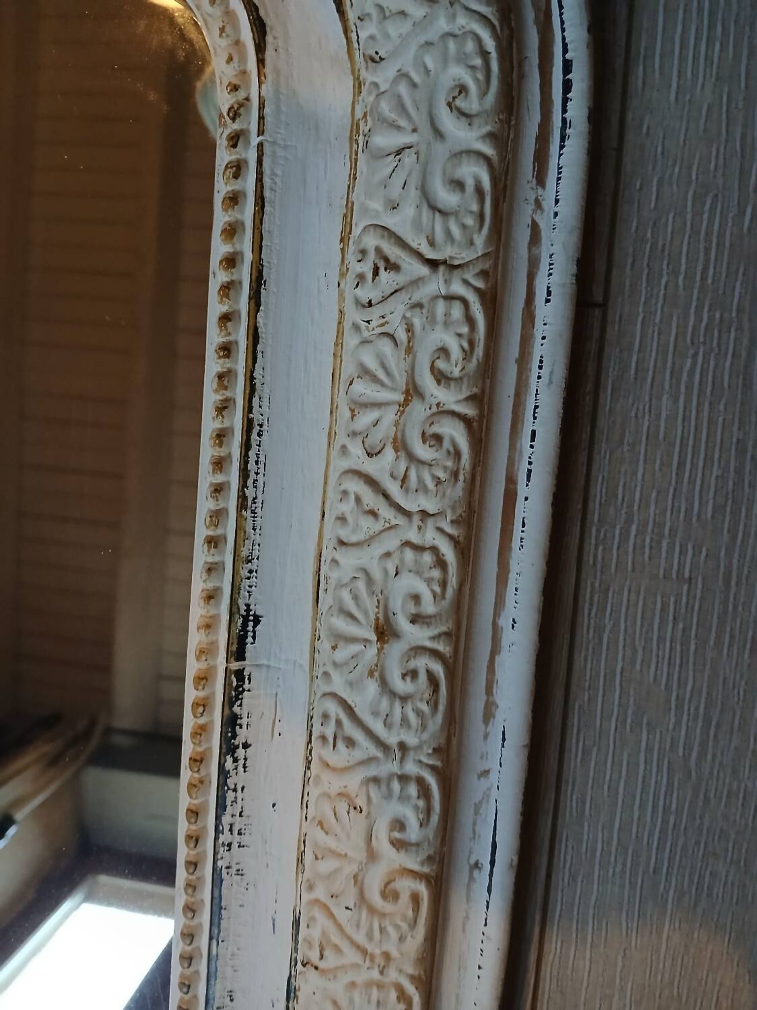Miroir ancien avec cadre en bois sculpté 