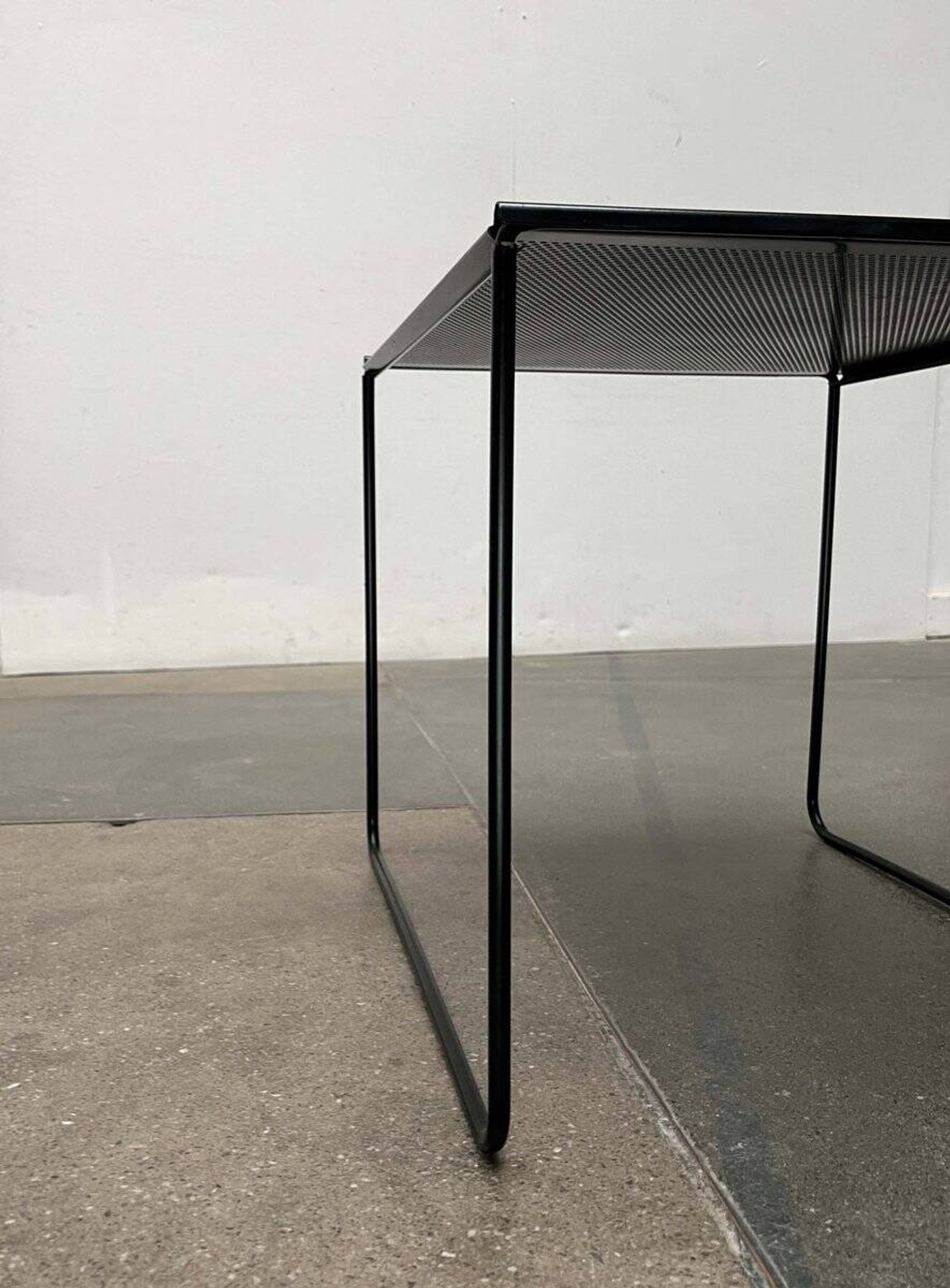 Table d'appoint postmoderne en métal perforé Ikea, années 1980