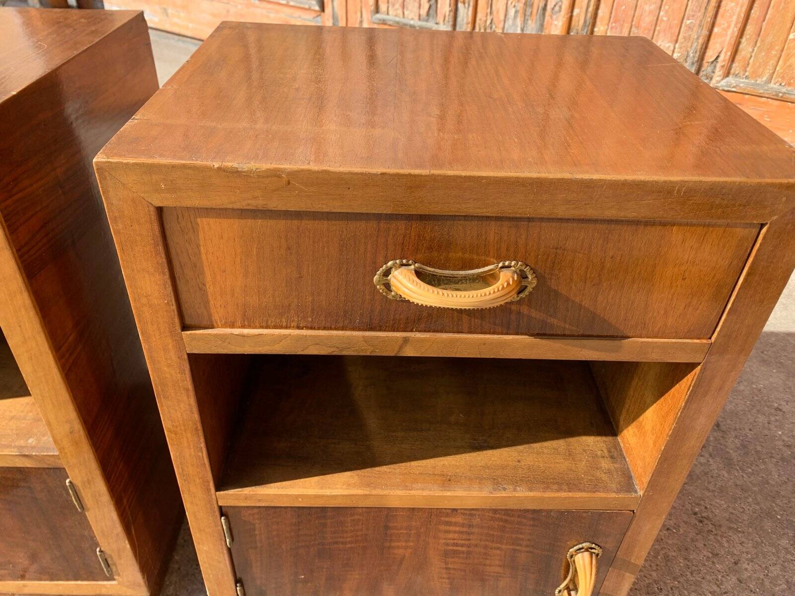 Paire de tables de chevet Art Déco en bois marron, Italie années 1930 — set de 2