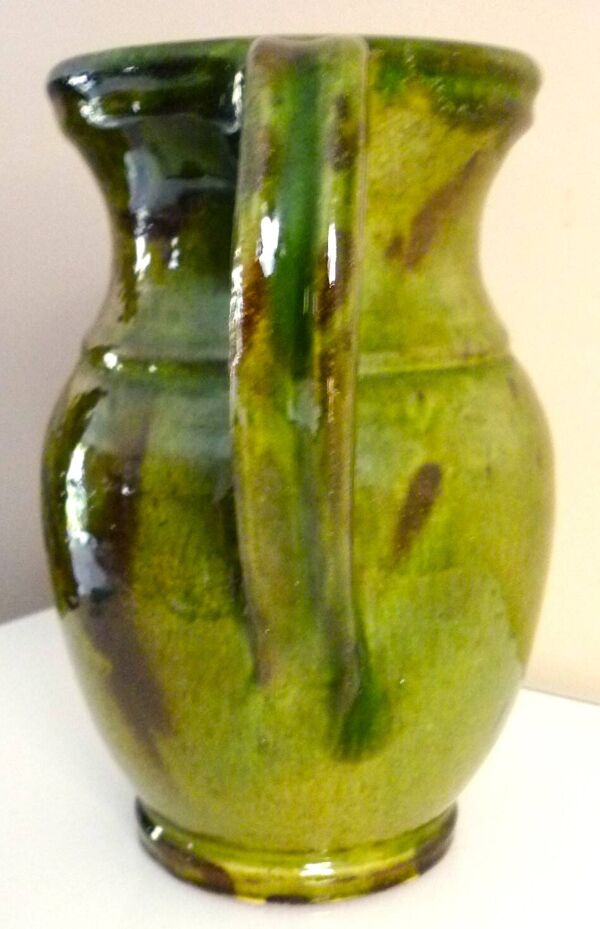 Pichet vase, terre cuite vernissée verte, épaisse, signature à identifier