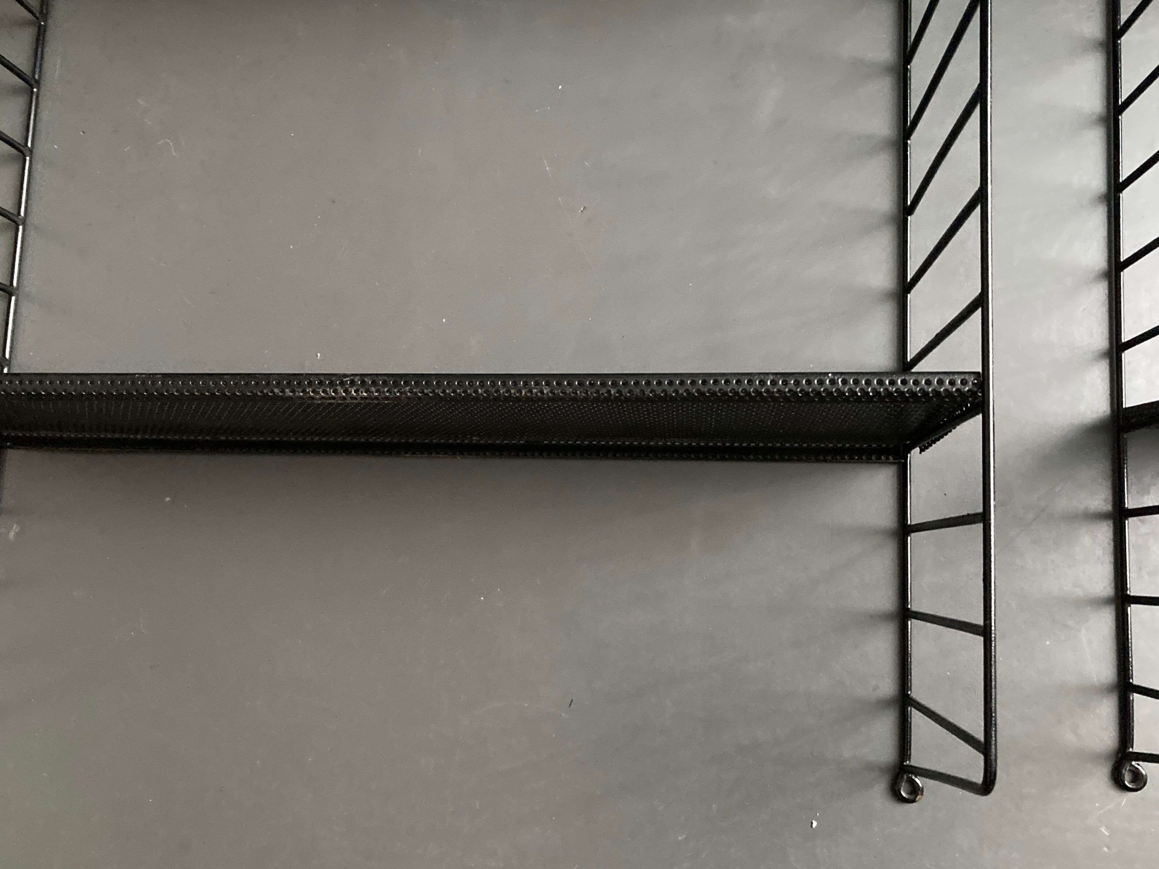 Paire d'étagères String de Nisse Strinning en métal perforé 1970 Sweden
