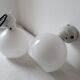 Duo d'appliques en opaline et porcelaine
