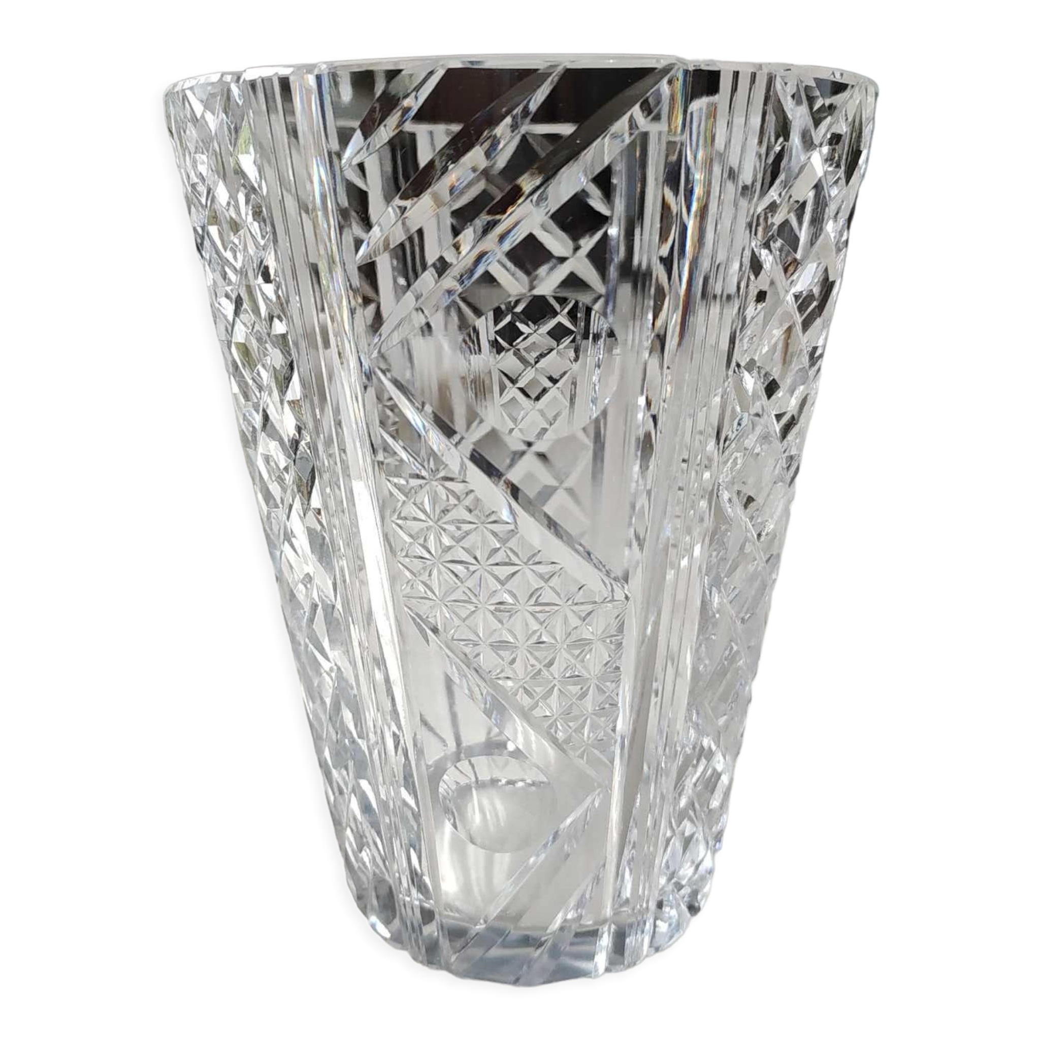 Vintage vase with flared neck in cut crystal - Decorated with geometric patterns / diamond braces
