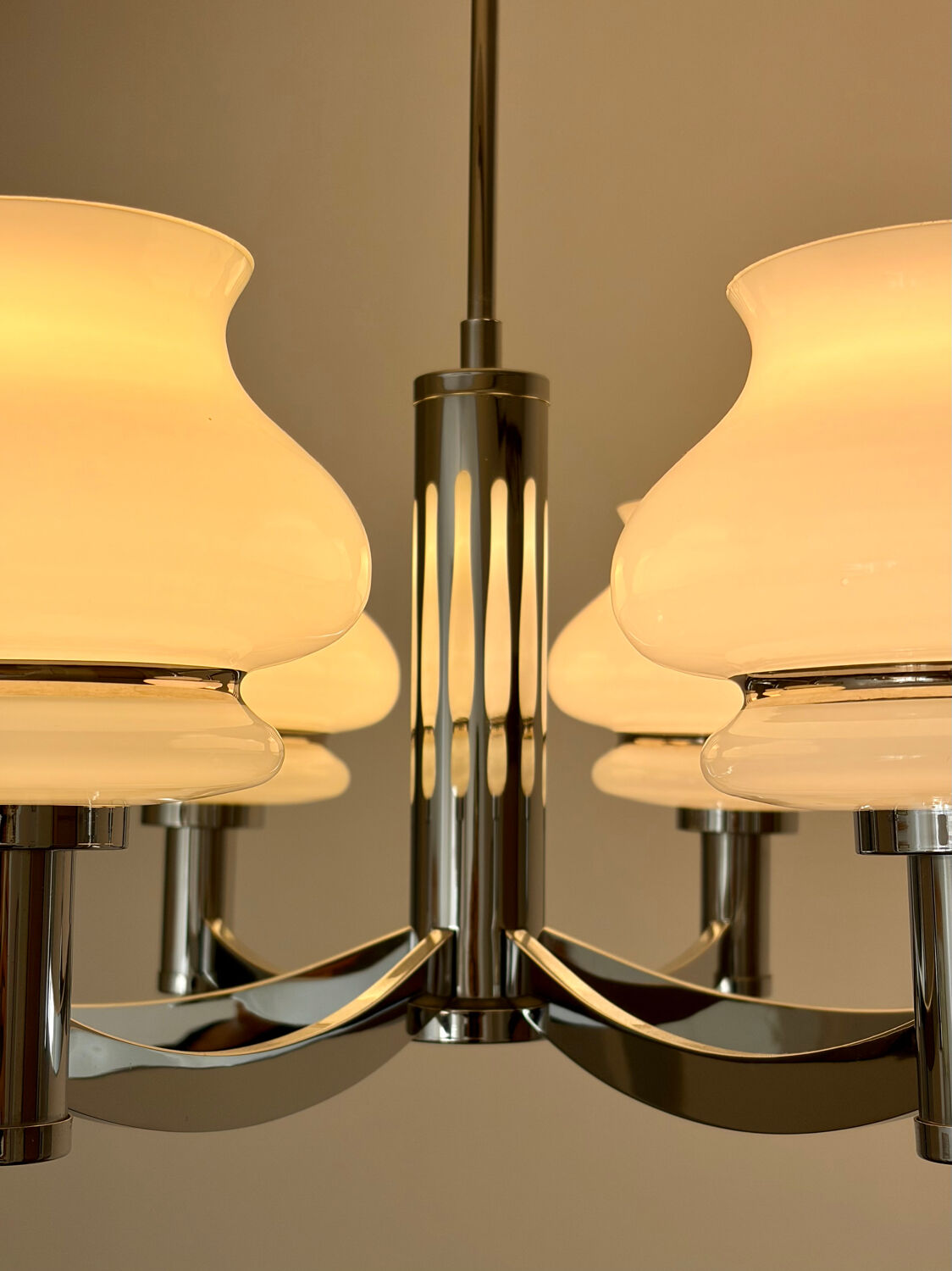 Chrome and opaline lustre