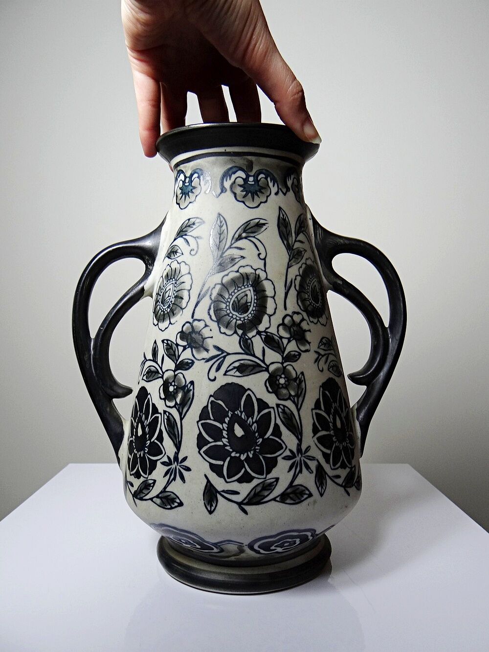 Antique Art Deco vase from 1920-40 in fine stoneware, Art Nouveau style & chinoiserie, decorated.