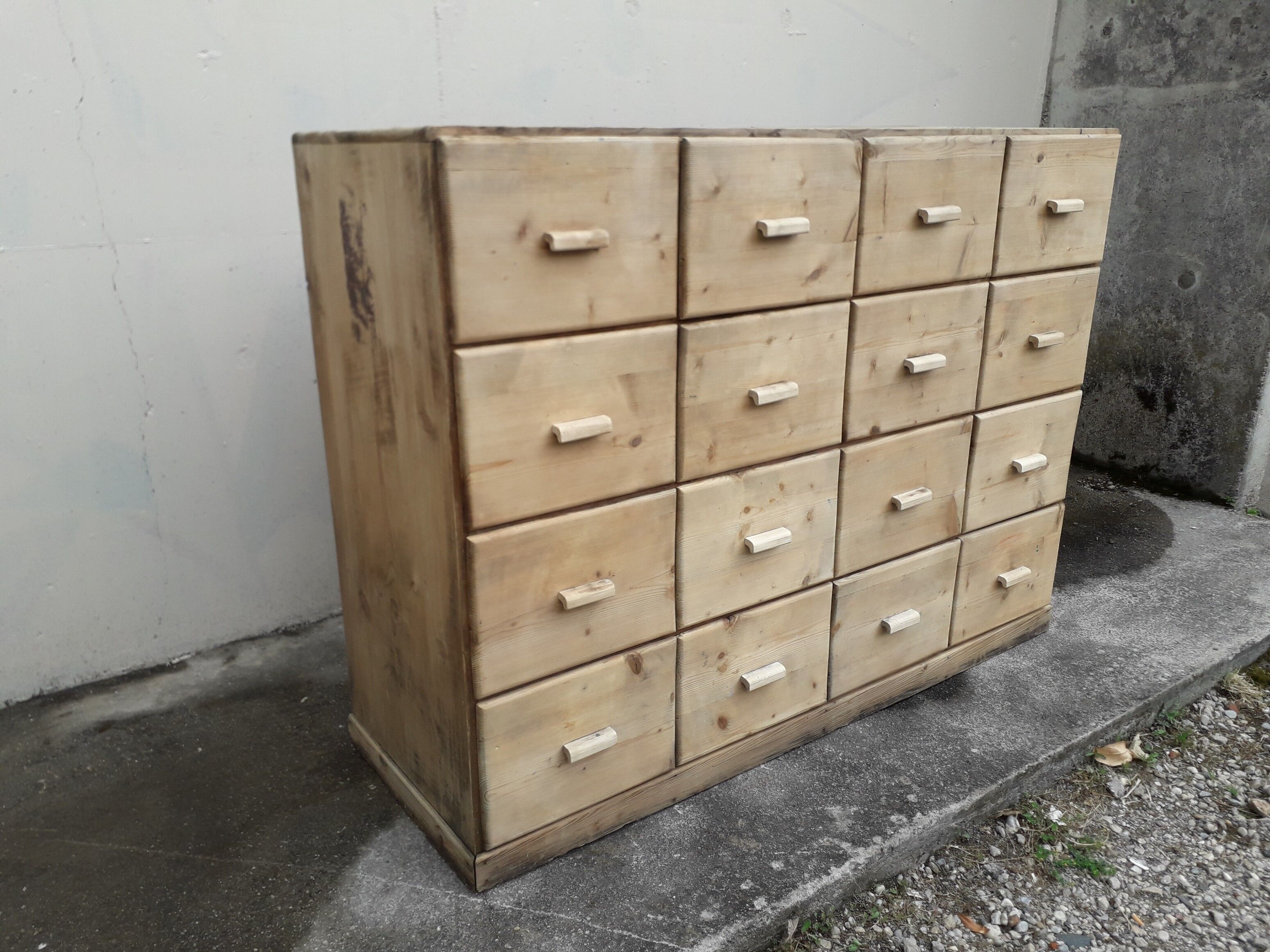 Trade cabinet with drawers