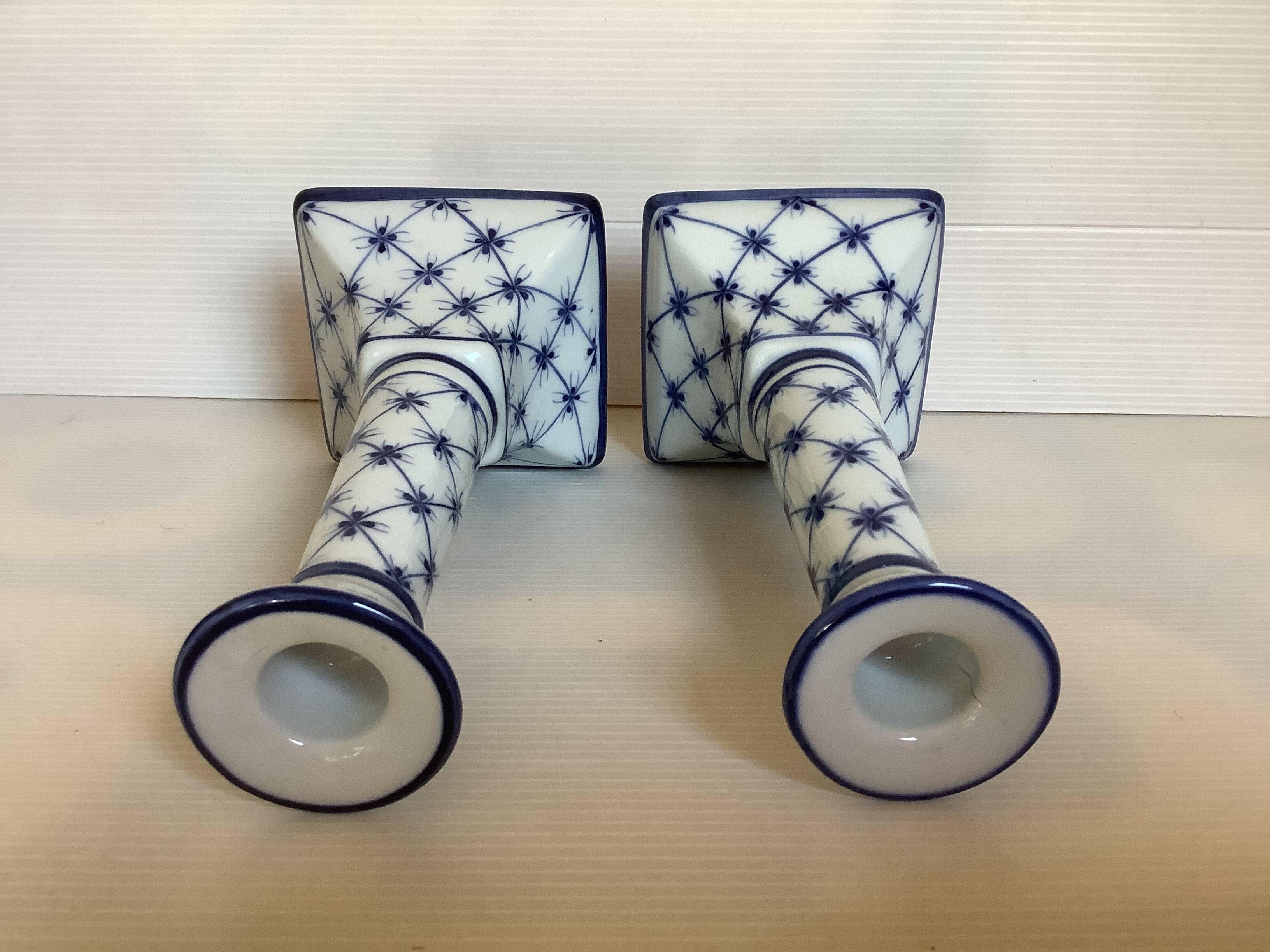 Paire de bougeoirs motifs bleus