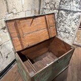 Coffre indien ouvrant par le dessus avec compartiment intérieur, pièce unique