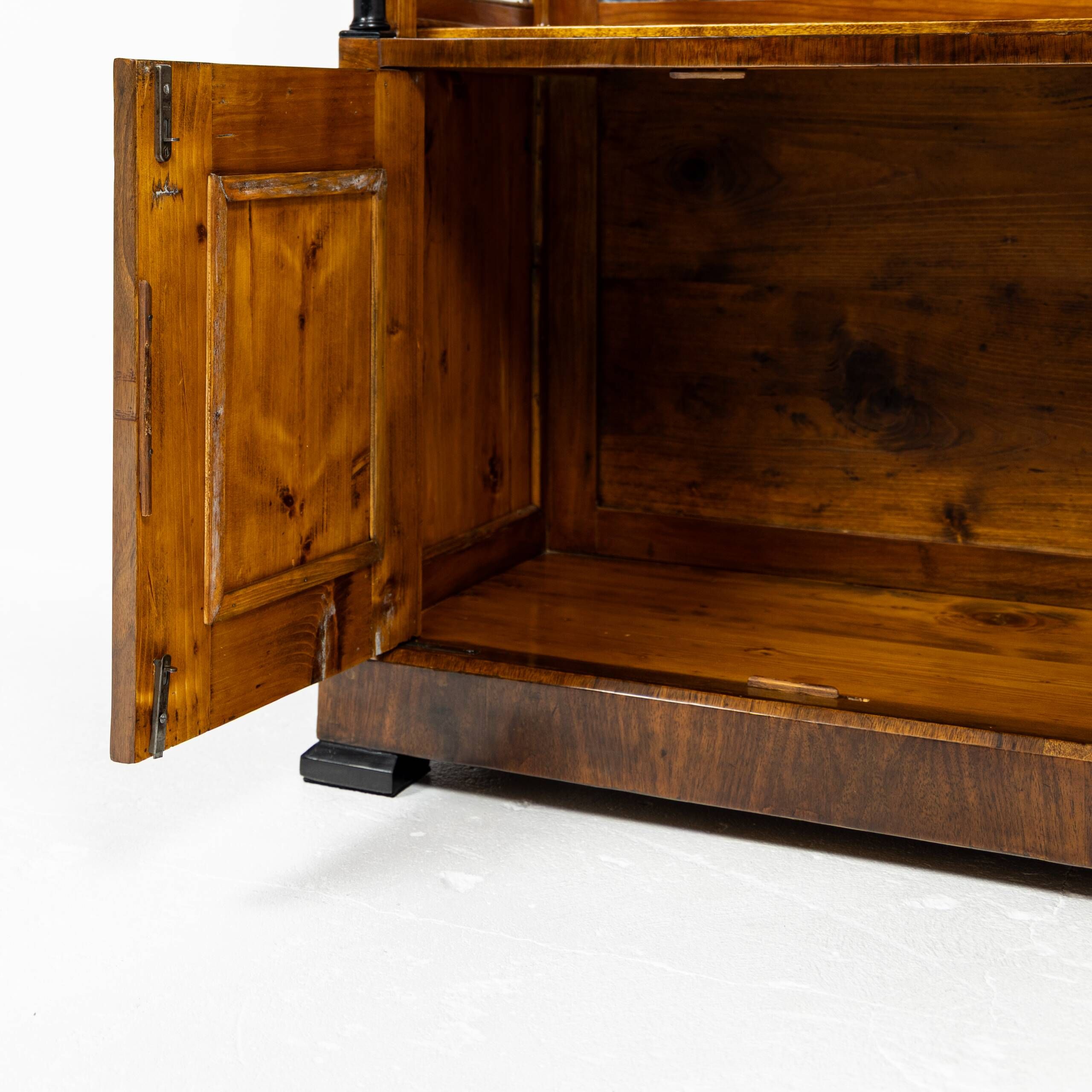 Small Biedermeier / Louis-Philippe display cabinet in walnut and birch 1840-1860
