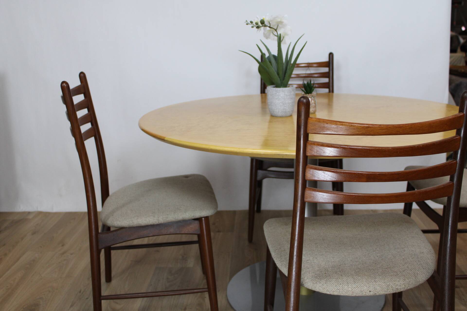 Round table with central base, wood top, 1970s