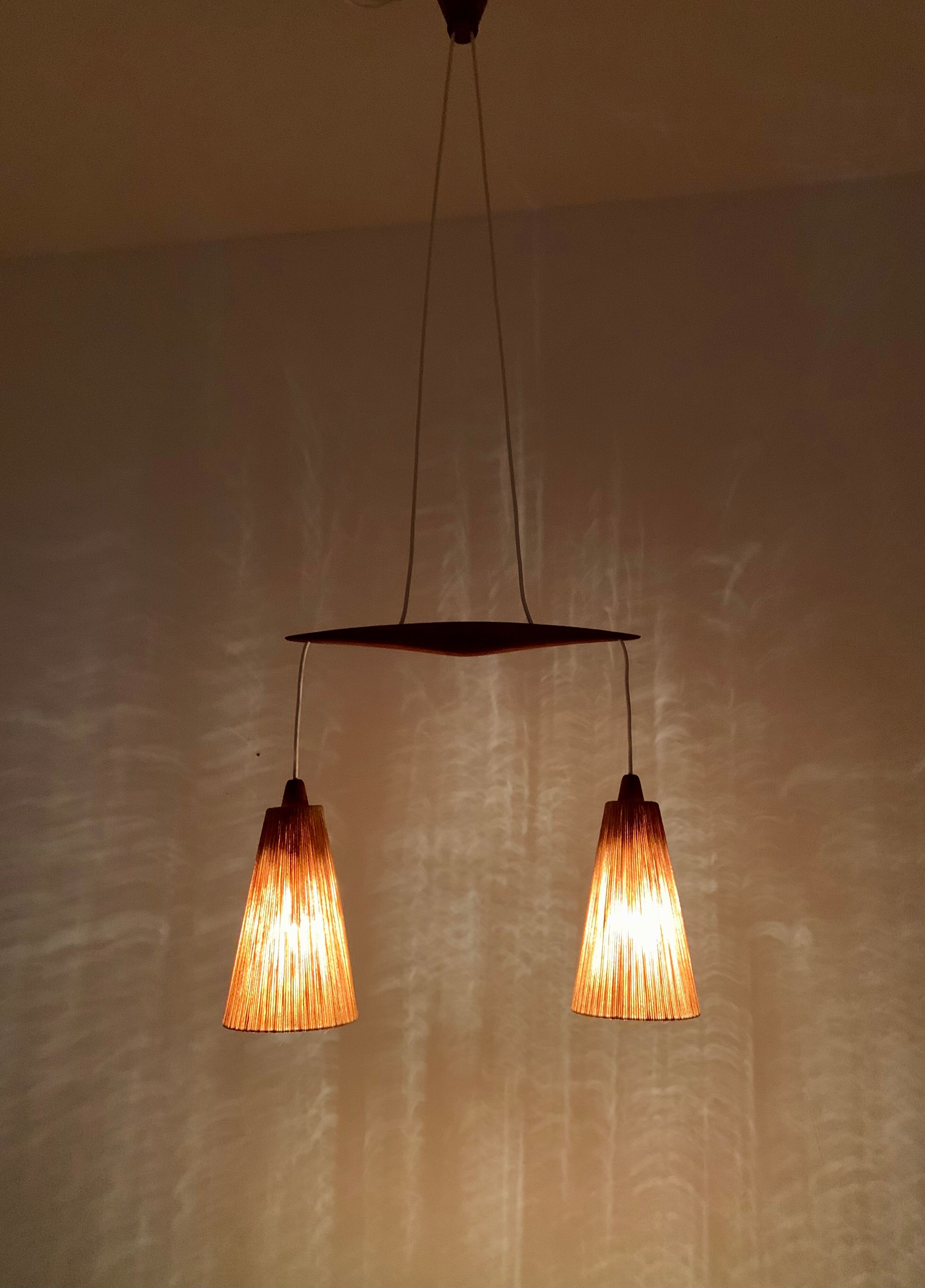 Suspension en teck et sisal par Temde
