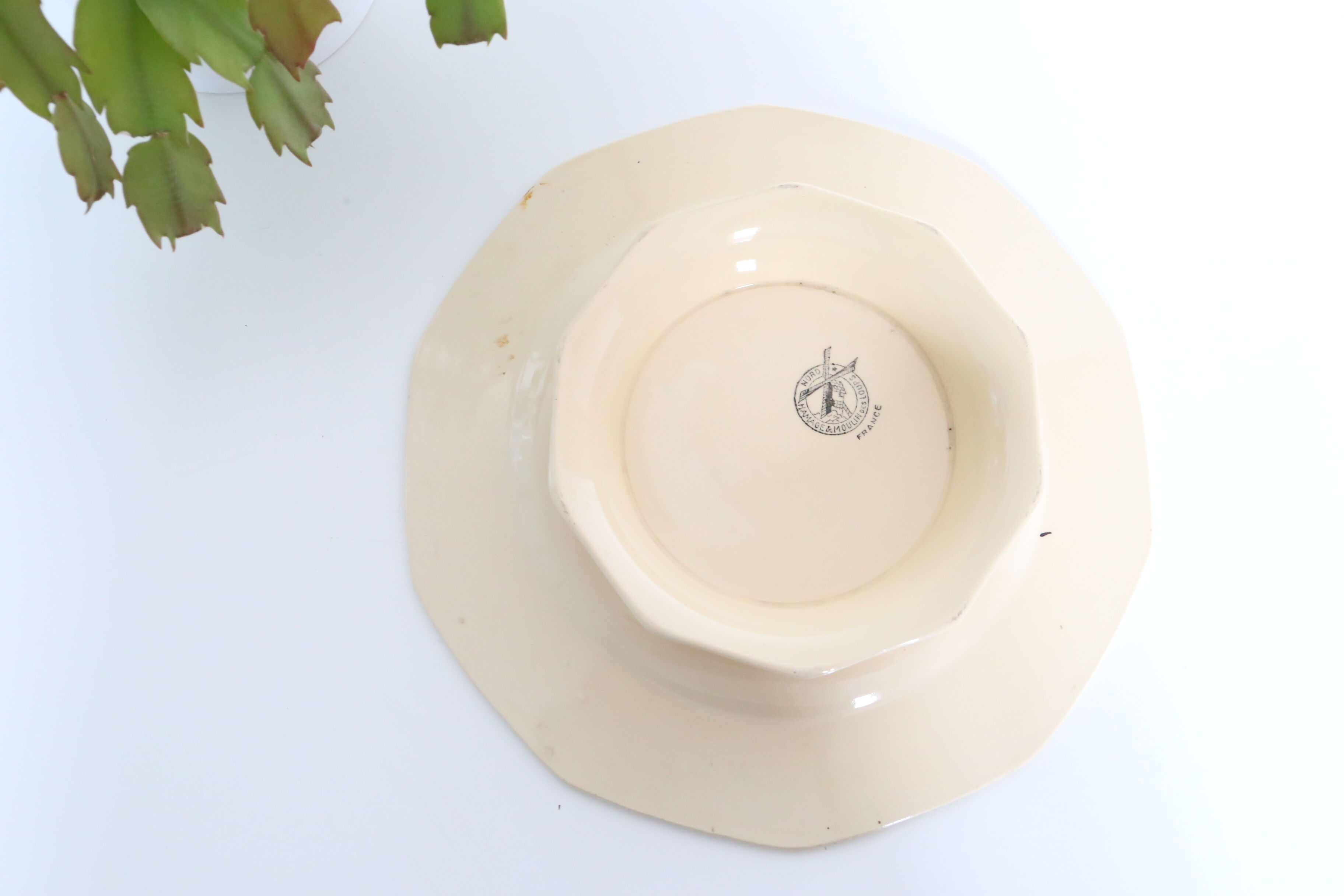 Servant dish on piedouche, Wolf Mill