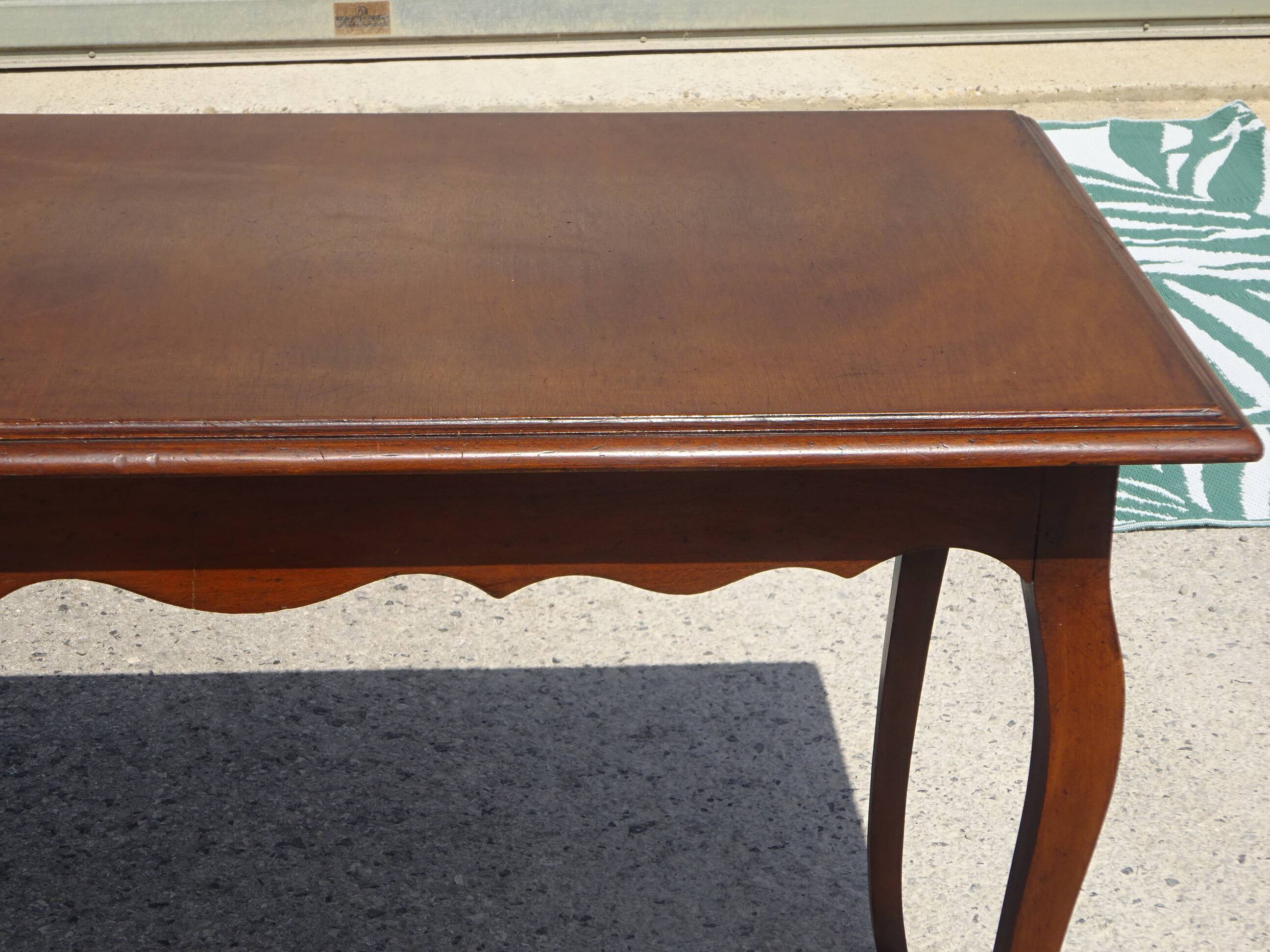 Petit bureau en bois de style Louis XV