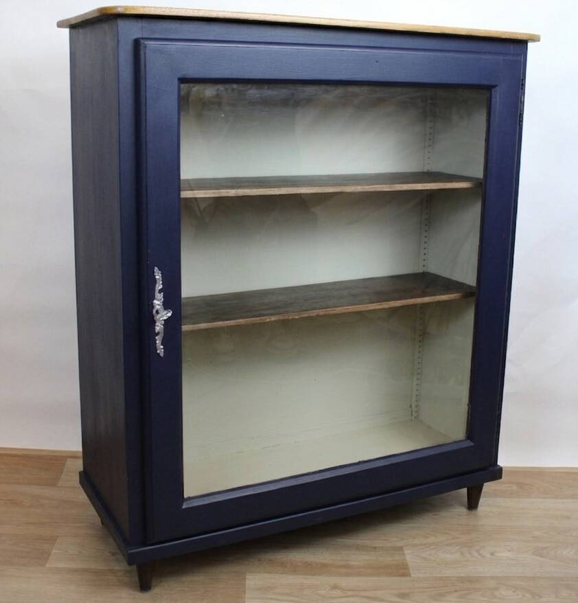 Vintage low glass-fronted library in midnight blue, 1950s.