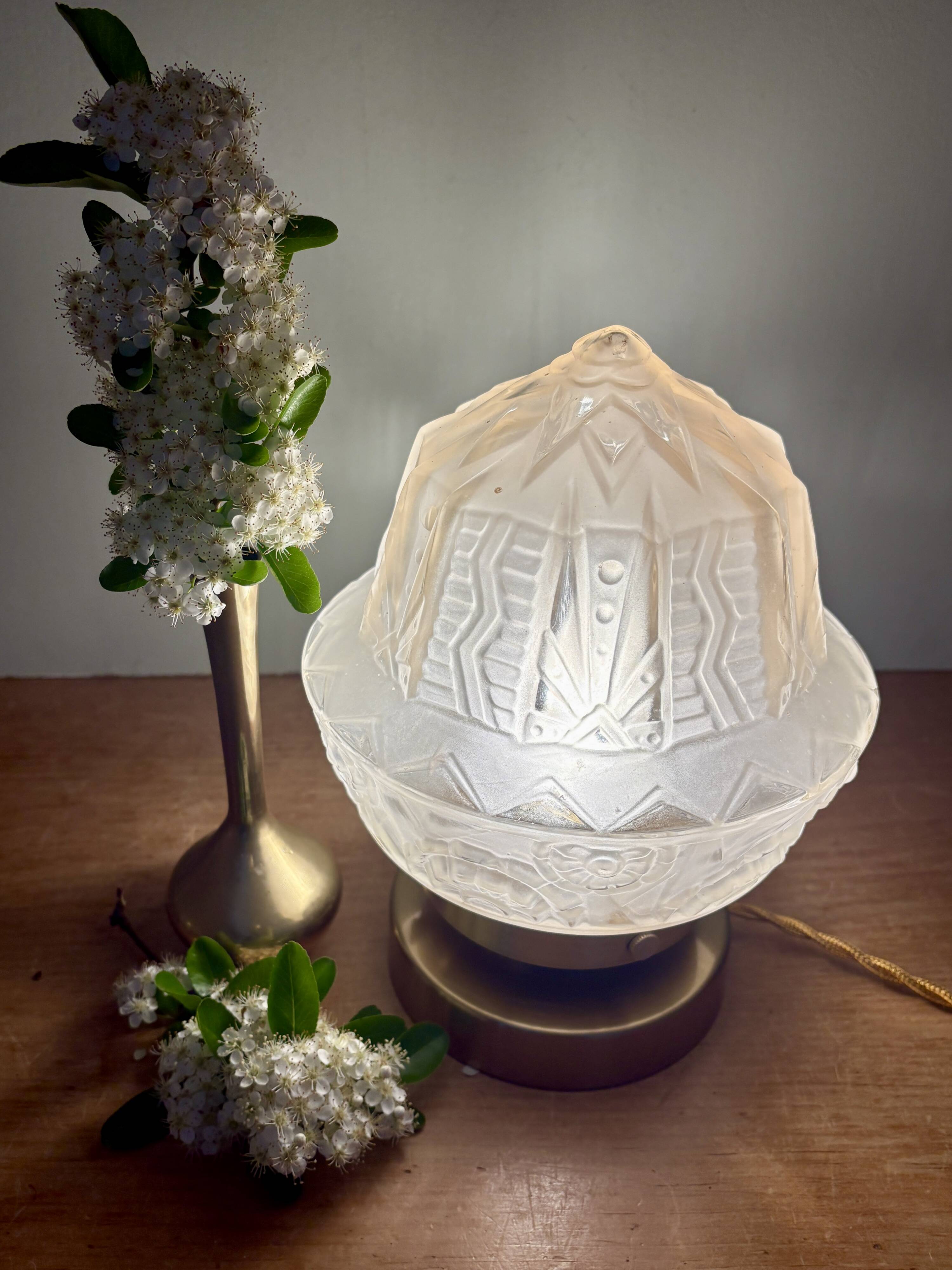Vintage art deco globe table lamp in frosted glass