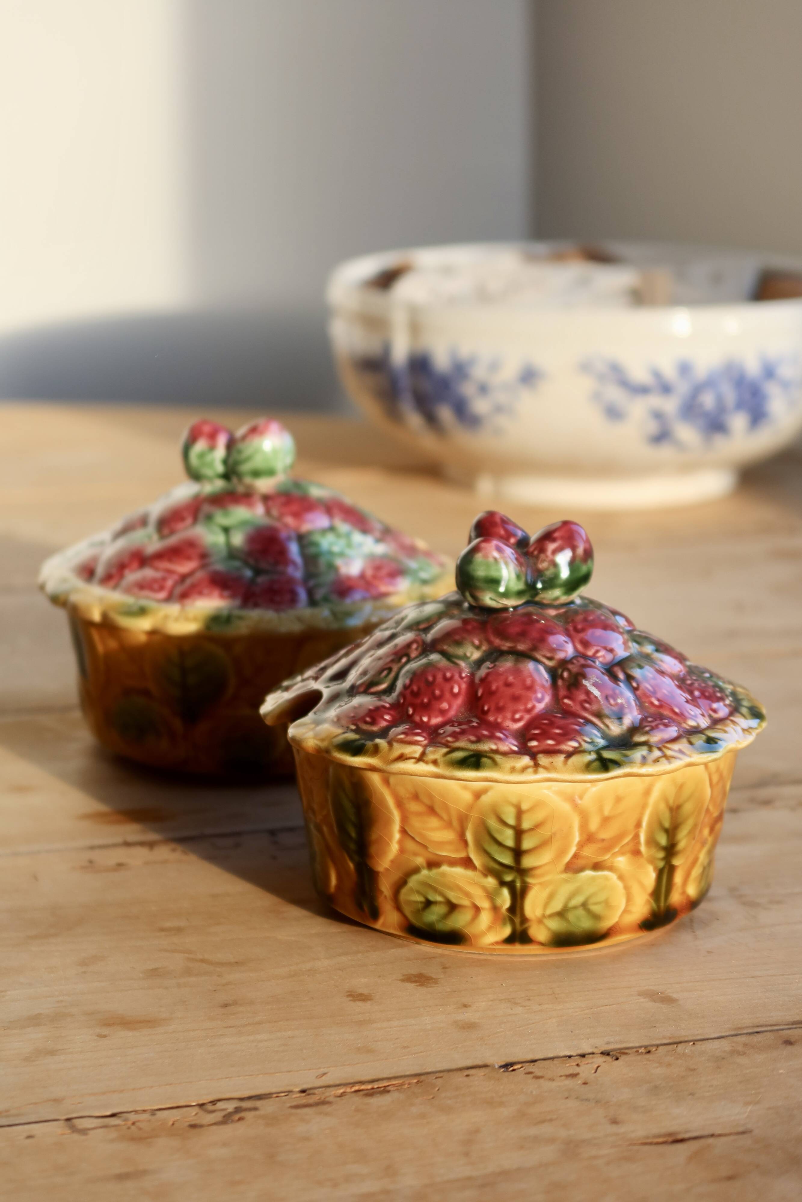 Antique sugar bowl in barbotine from Sarreguemines – Strawberry decoration