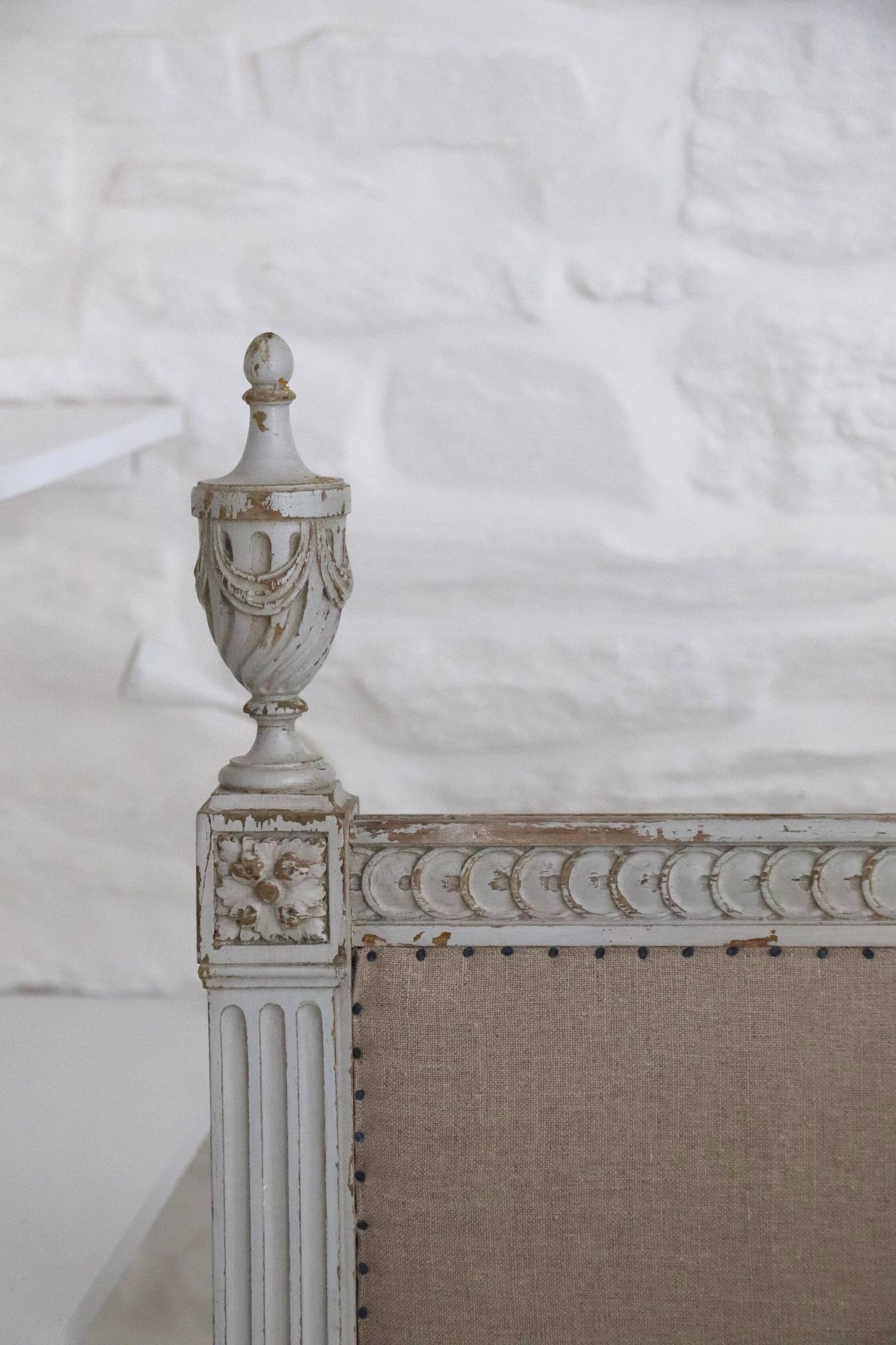 Lit de repos - banquette style Louis XVI retapissé en lin
