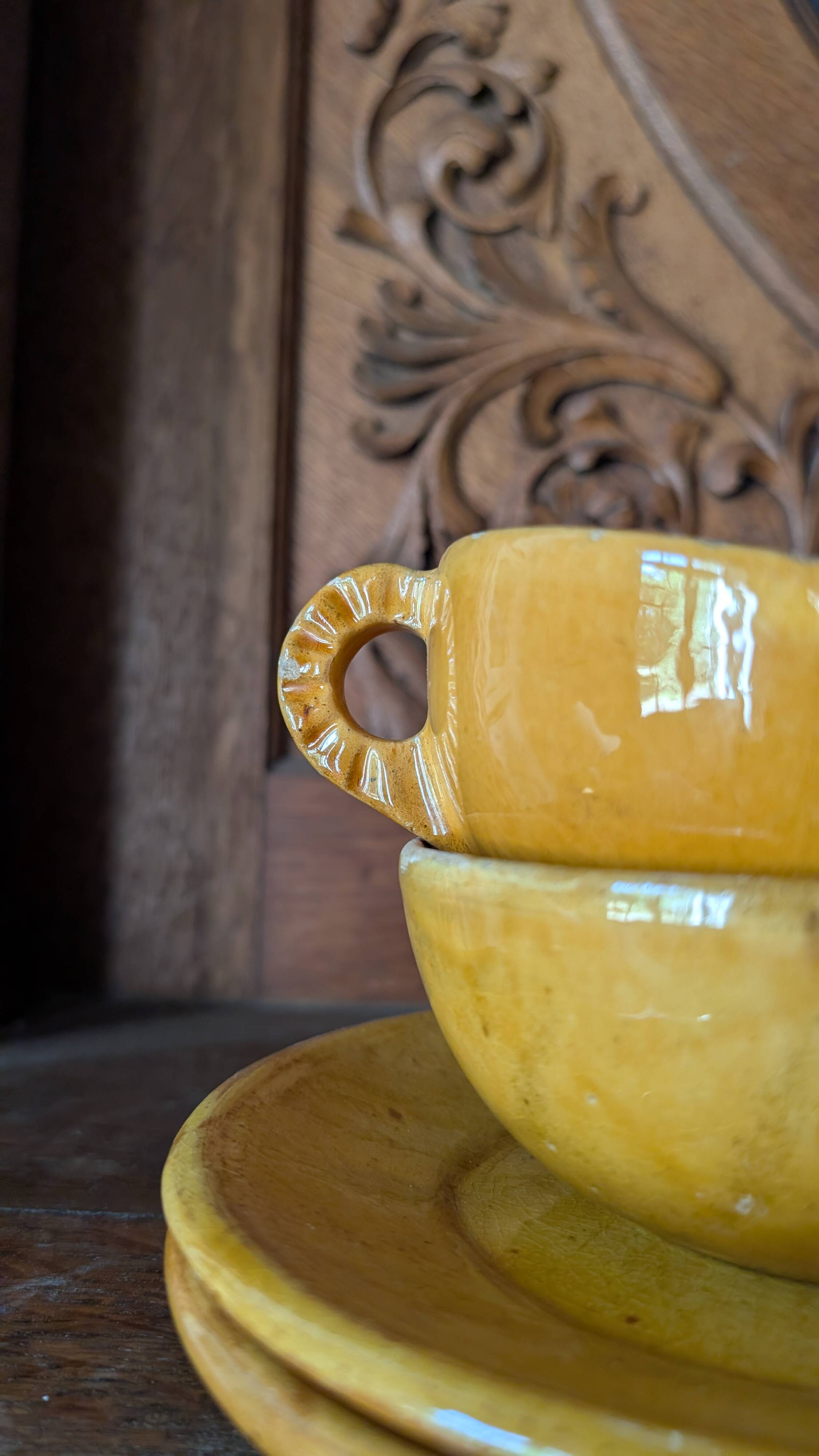 Ensemble de vaisselle vintage en grès émaillé jaune moutarde — 17 pièces