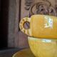 Ensemble de vaisselle vintage en grès émaillé jaune moutarde — 17 pièces