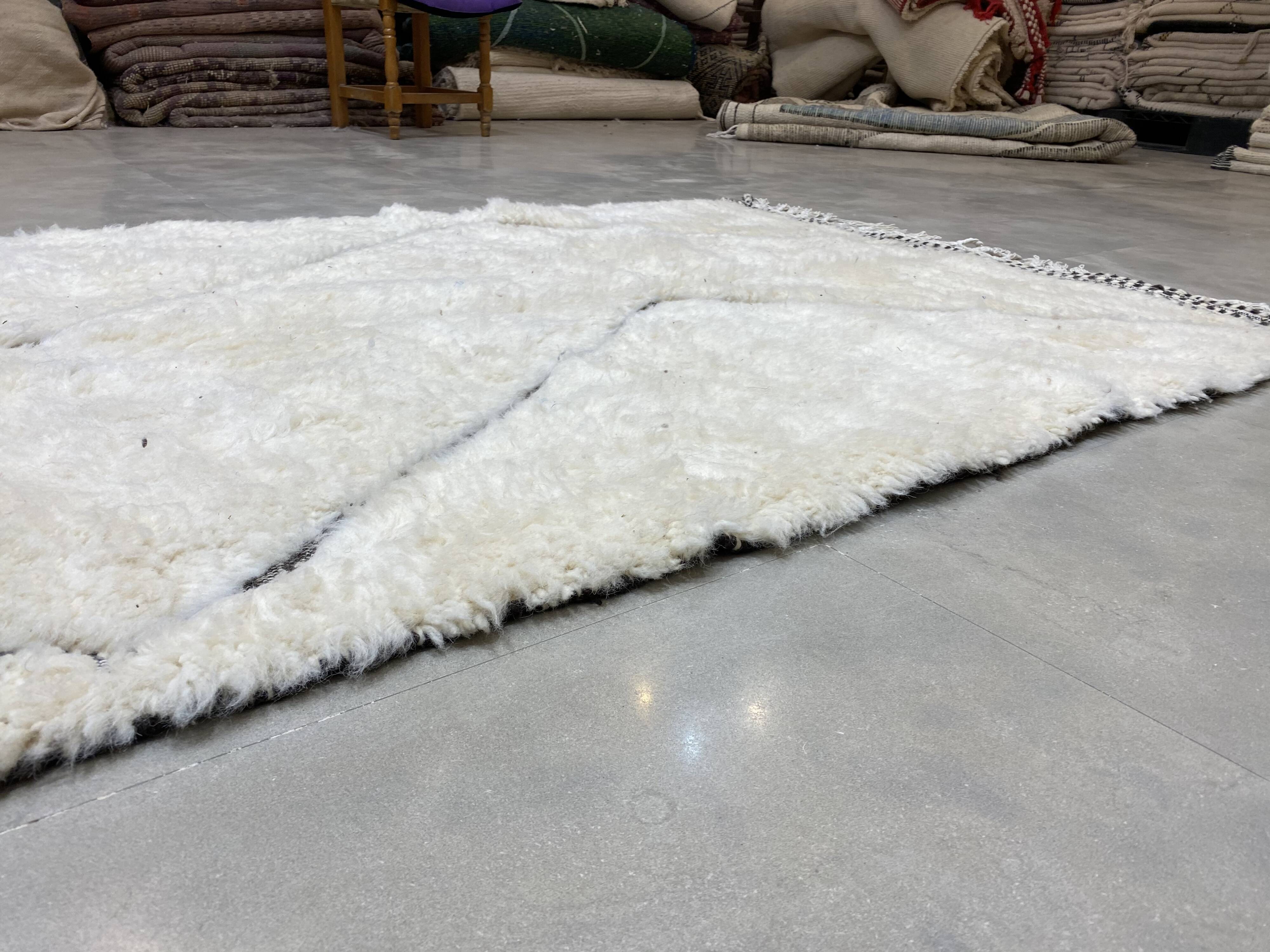 White embossed wool rug 123x165cm