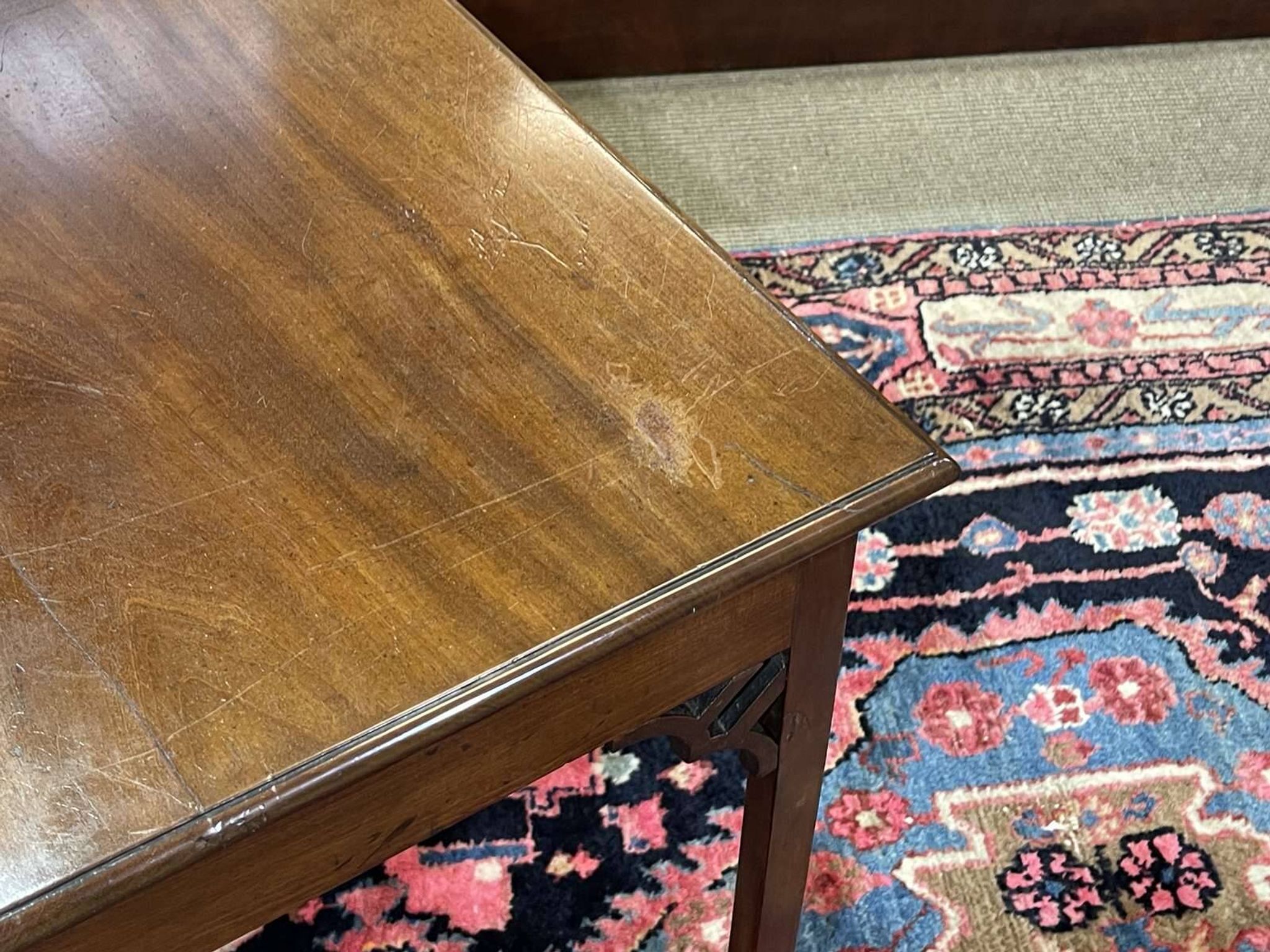 Table basse anglaise en acajou des années 1930
