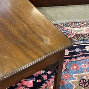 Table basse anglaise en acajou des années 1930
