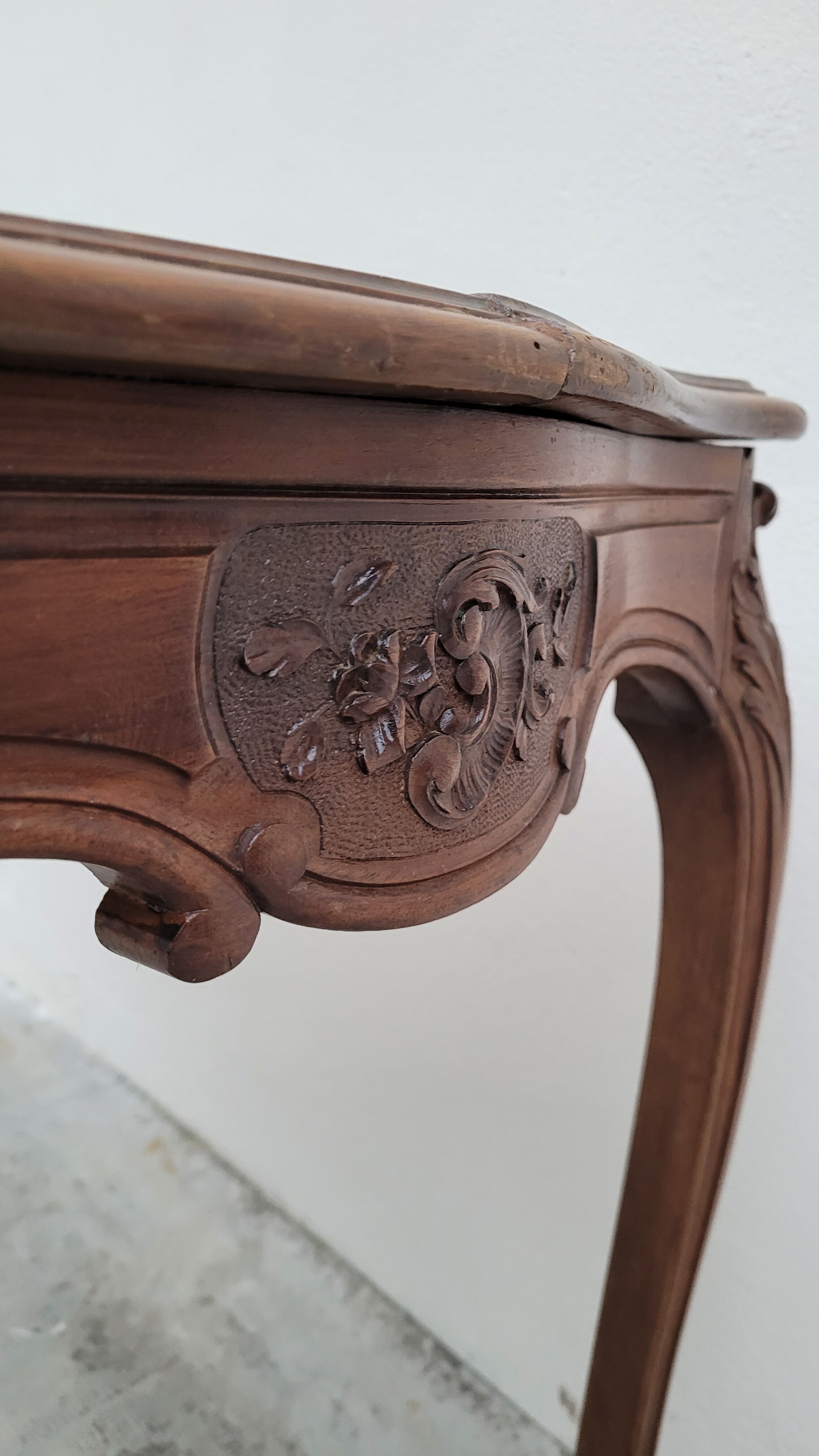 Table de milieu de style Louis XV en noyer massif